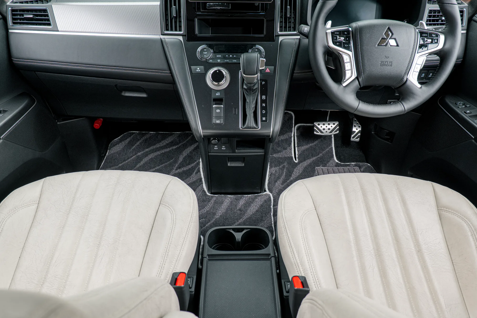 デリカD:5運転席フロアマットの車種専用フィッティング