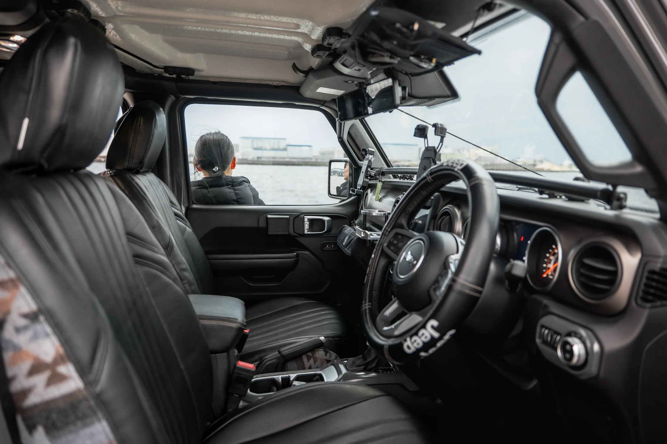 Heritage Fieldを装着したJeepの運転席