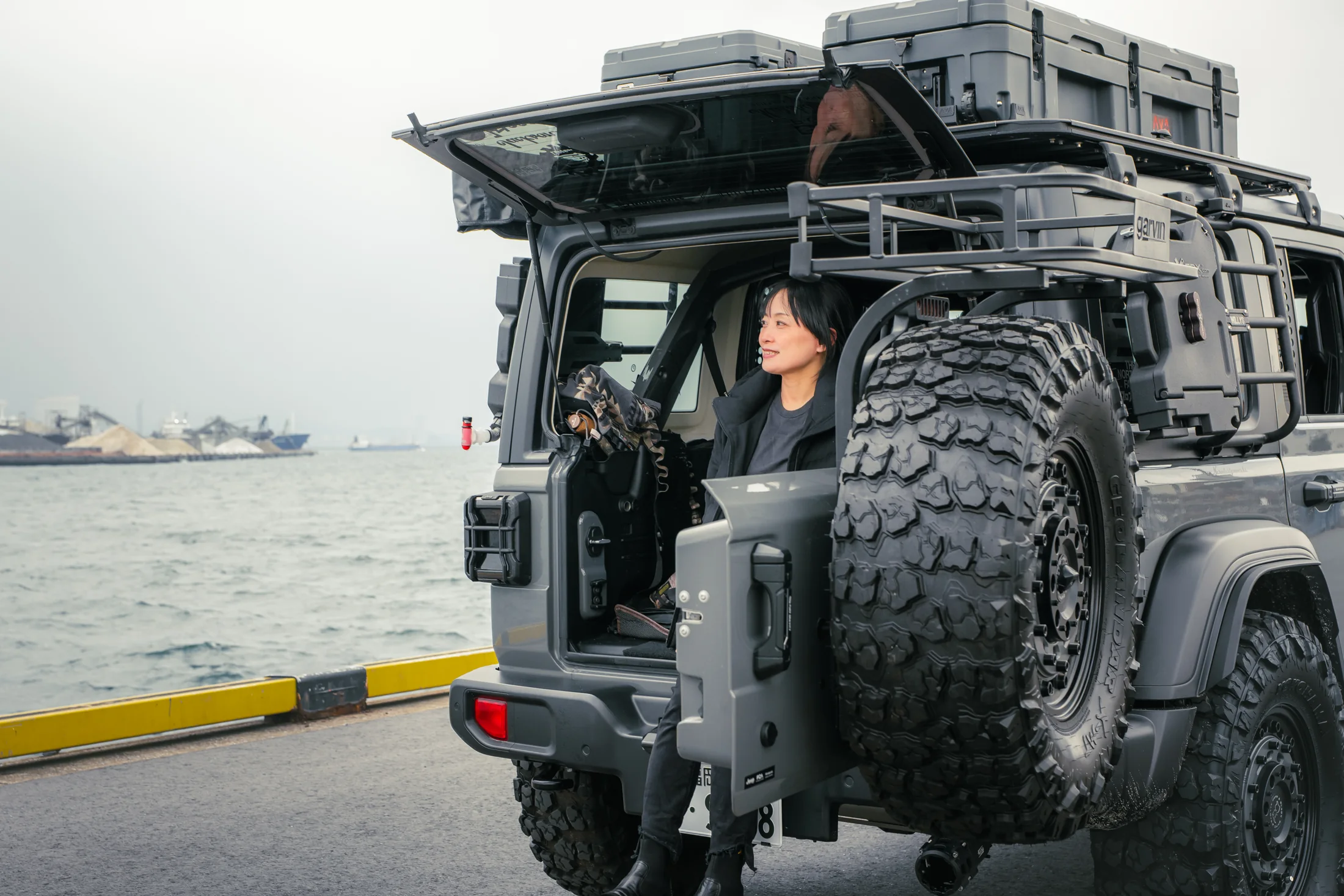 リアゲートを開いたJeepのフィールドシーン