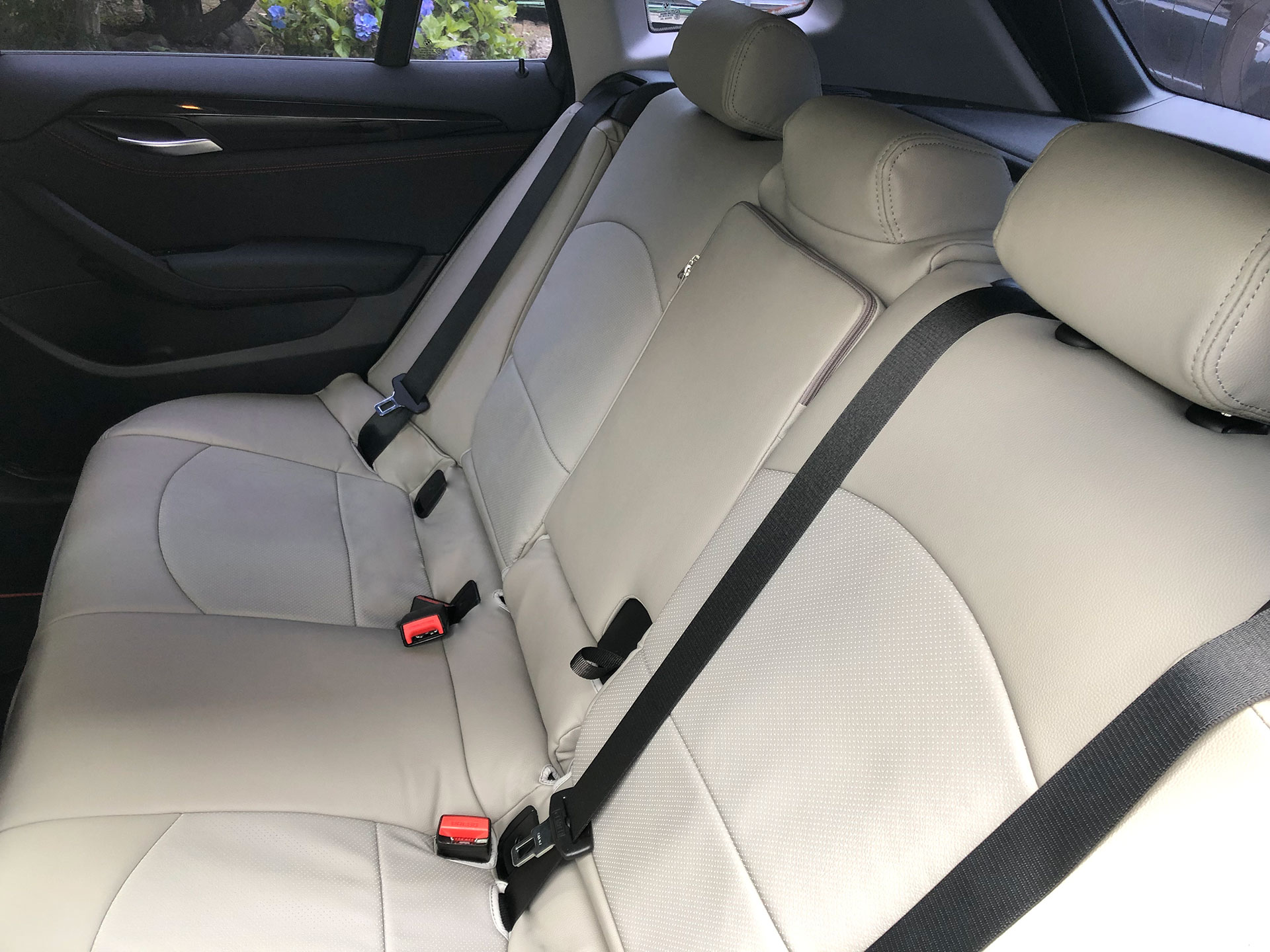 装着写真】BMW X1 Refinad Leather Series シートカバー [品番:BM0190