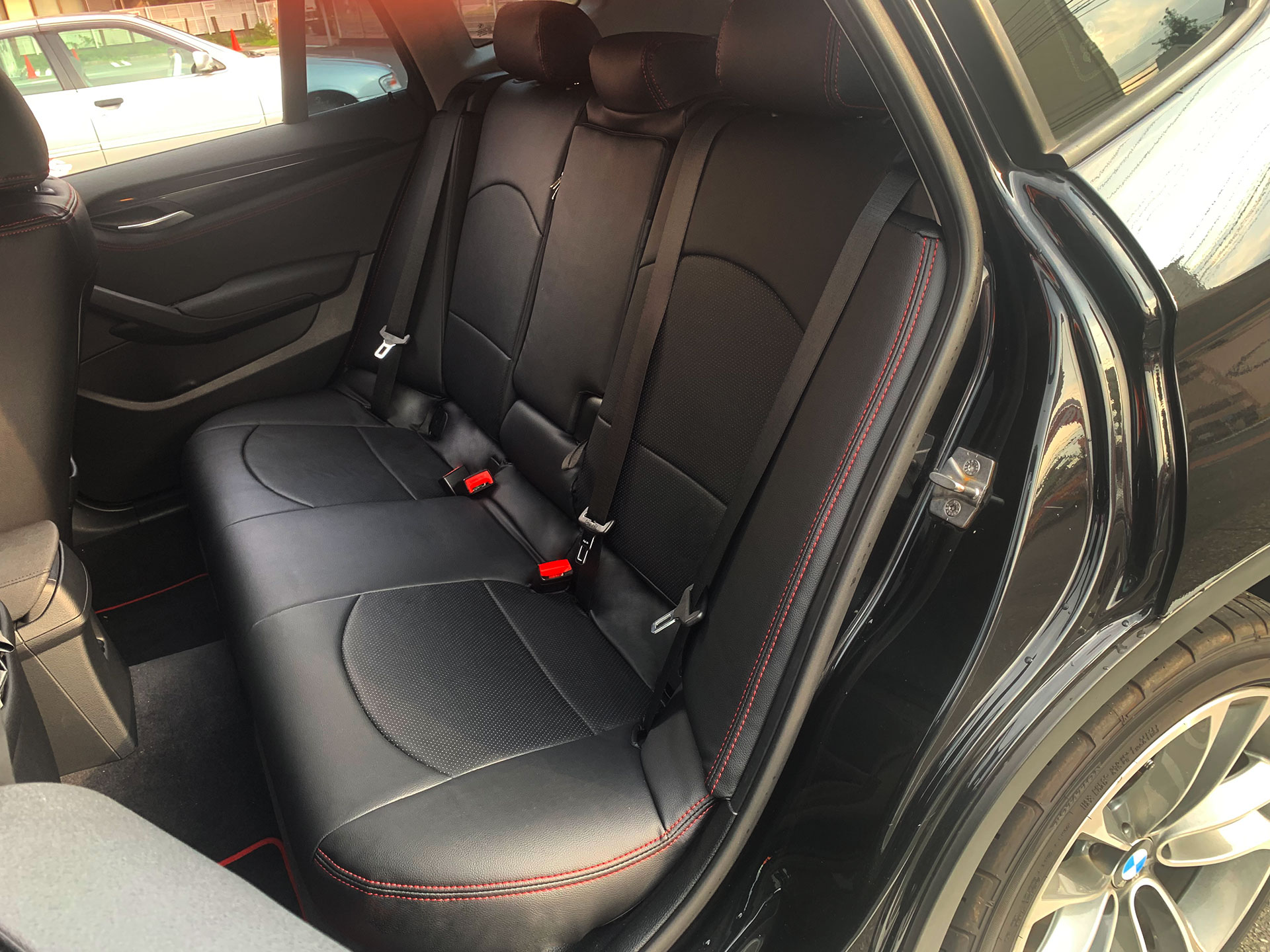 【装着写真】BMW X1 Refinad Leather Series シートカバー – レザーシートカバーのRefinad（レフィナード）