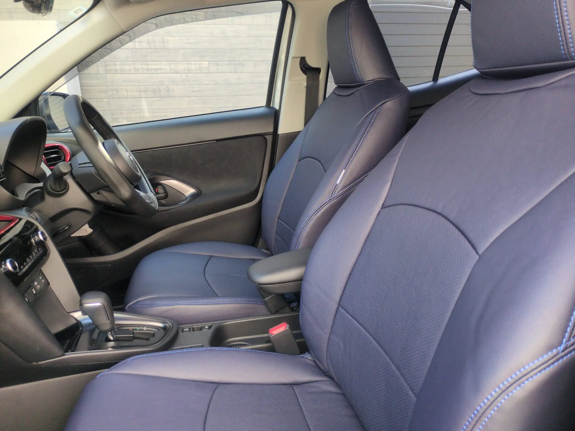 【装着写真】ヤリスクロス Refinad Leather Deluxe Series シートカバー [品番:T0539-04]