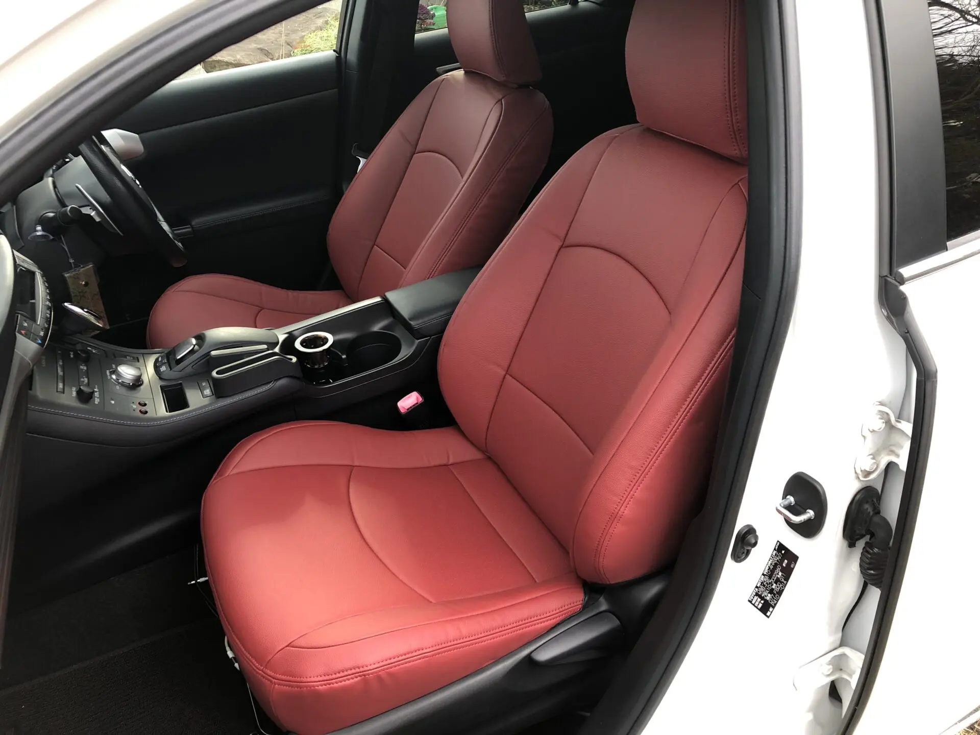 【装着写真】レクサス CT200h Refinad Leather Deluxe Series シートカバー [品番:L0339-01]