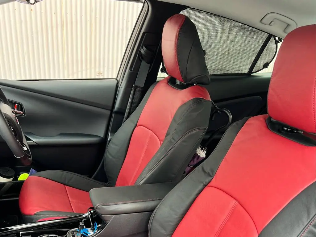 【装着写真】プリウスPHV Refinad Custom Series シートカバー [品番:T0340-04]