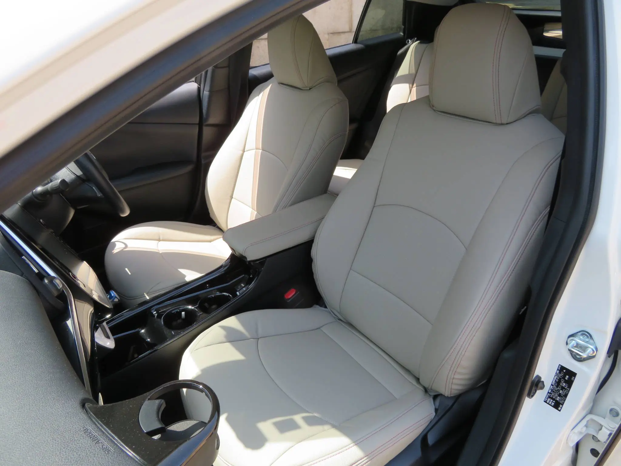 【装着写真】プリウス PHV Refinad Leather Deluxe Series シートカバー [品番:T0037-03]