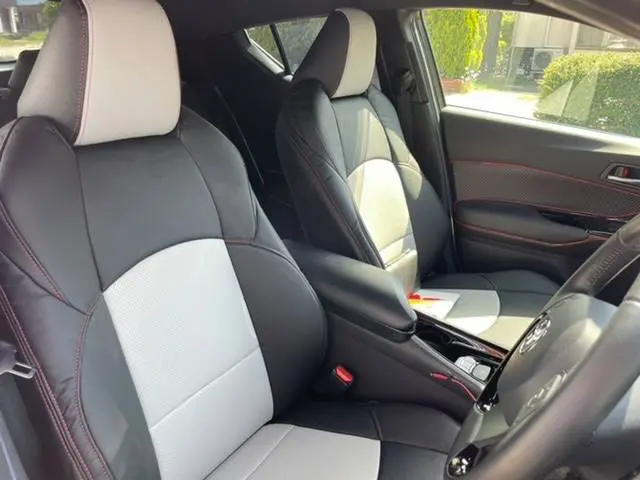 【装着写真】C-HR Refinad Custom Series シートカバー [品番:T0389-01]