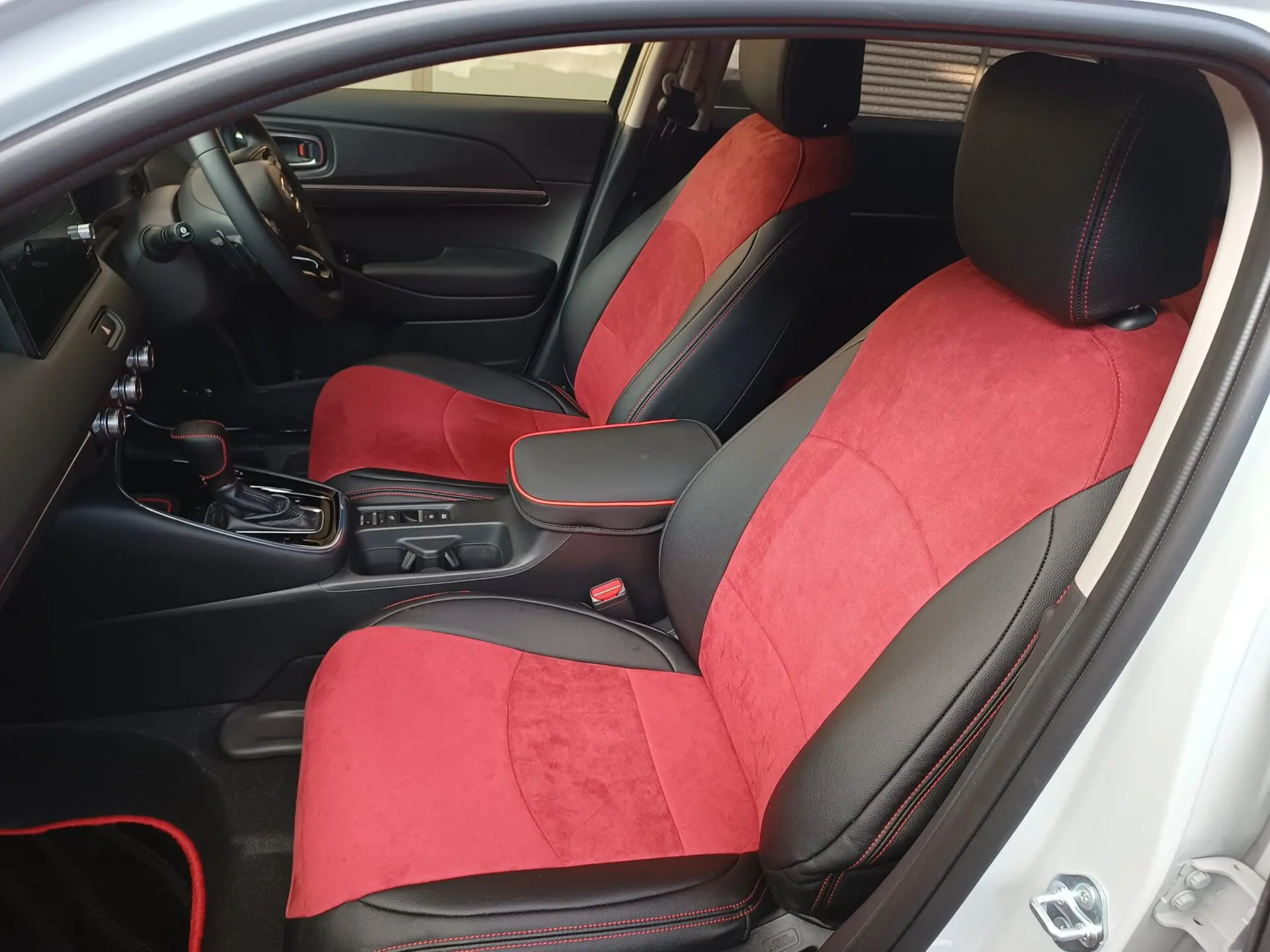 【装着写真】ヴェゼル ハイブリッド Refinad Alcantara Series シートカバー [品番:H0357-03]