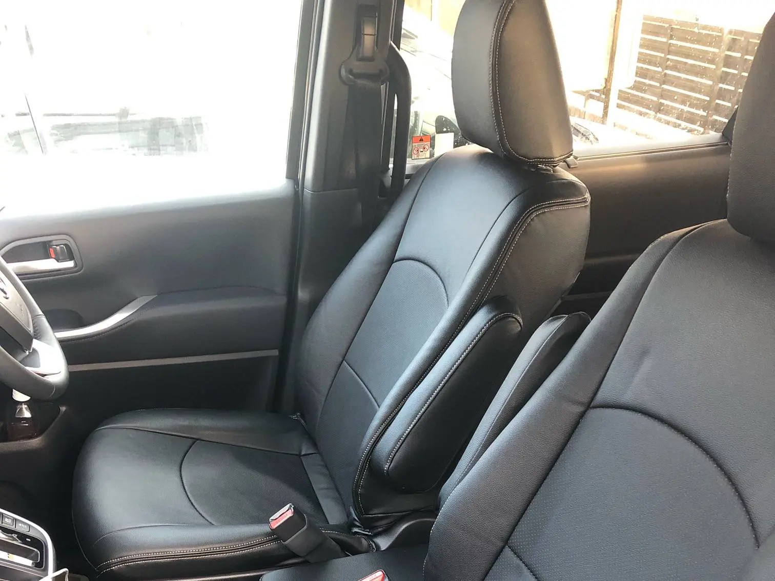 【装着写真】ヴォクシーハイブリッド　6AA-ZWR90W Refinad Leather Series シートカバー [品番:T0013-25]