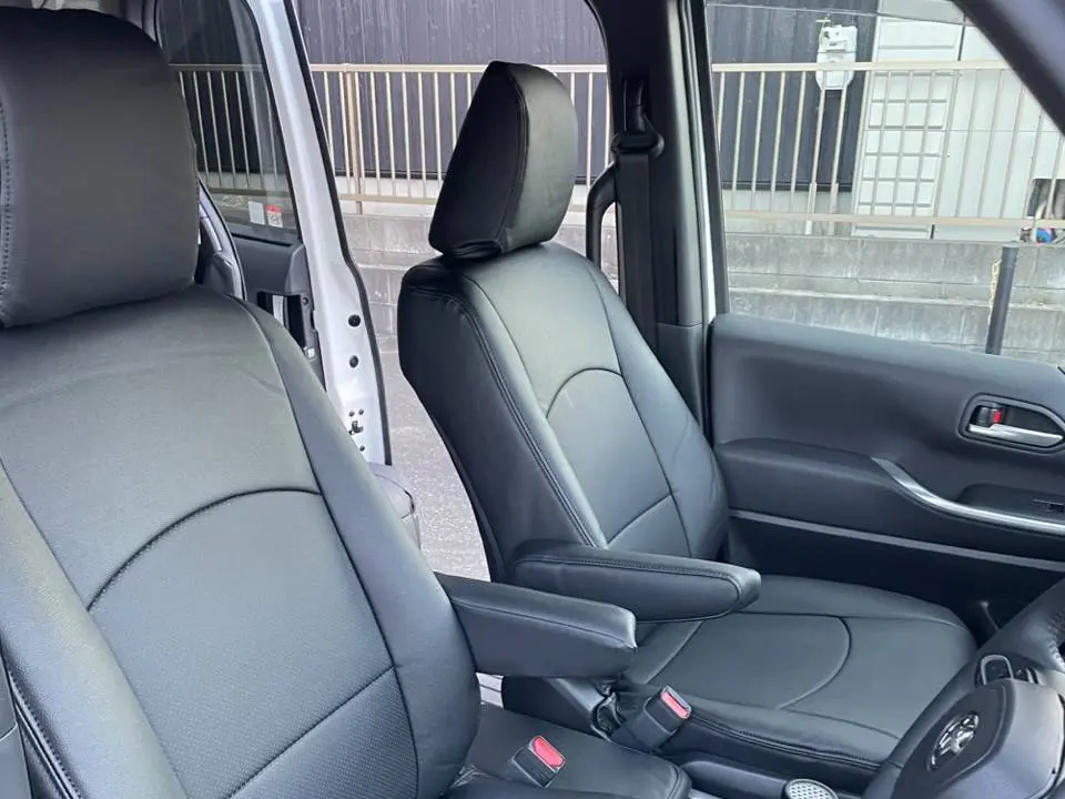 【装着写真】VoxyHybrid 6AA-ZWR90W Refinad Leather Series シートカバー [品番:T0013-25]"