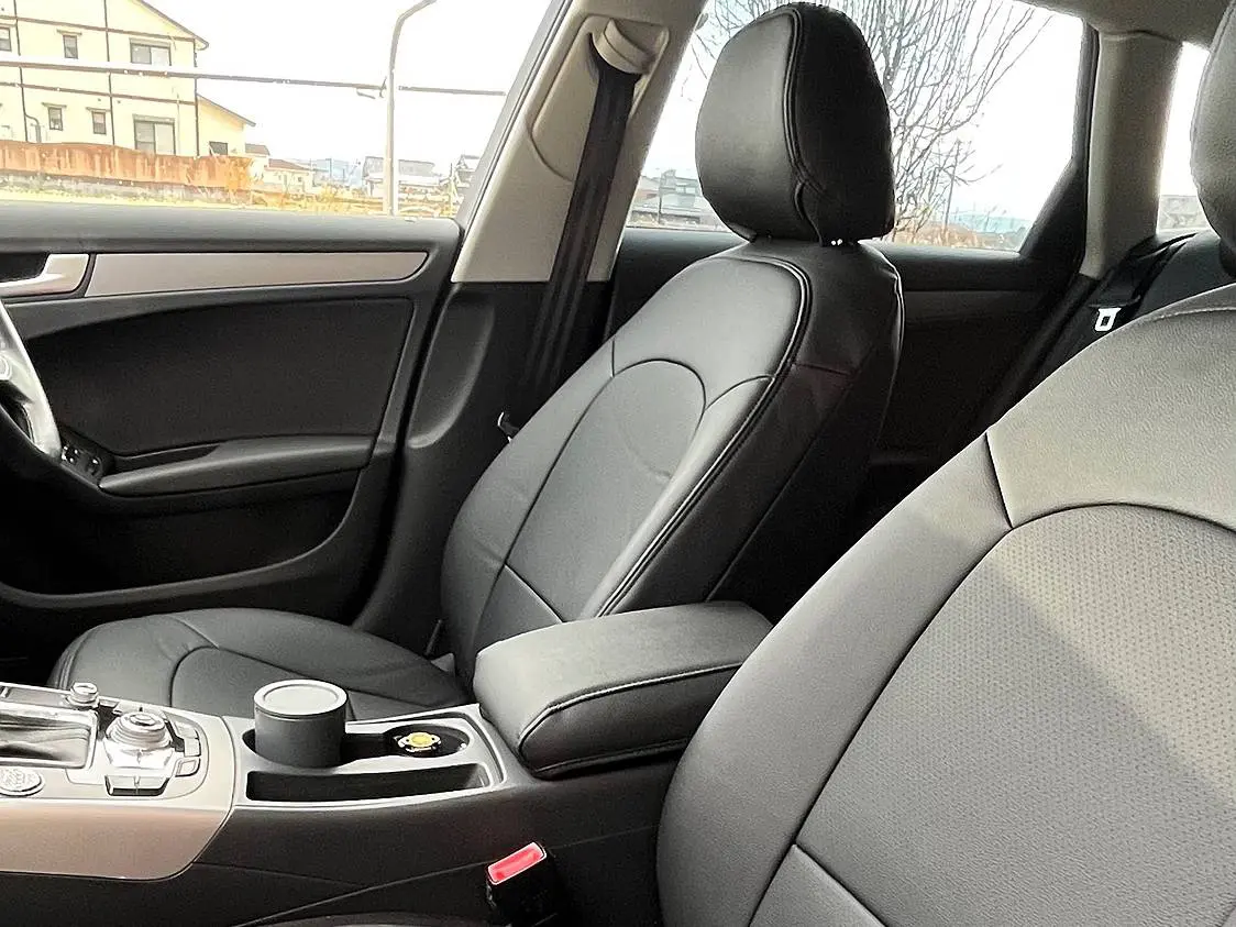 【装着写真】AUDI　A4 Refinad Leather Series シートカバー [品番:AU0192-01]