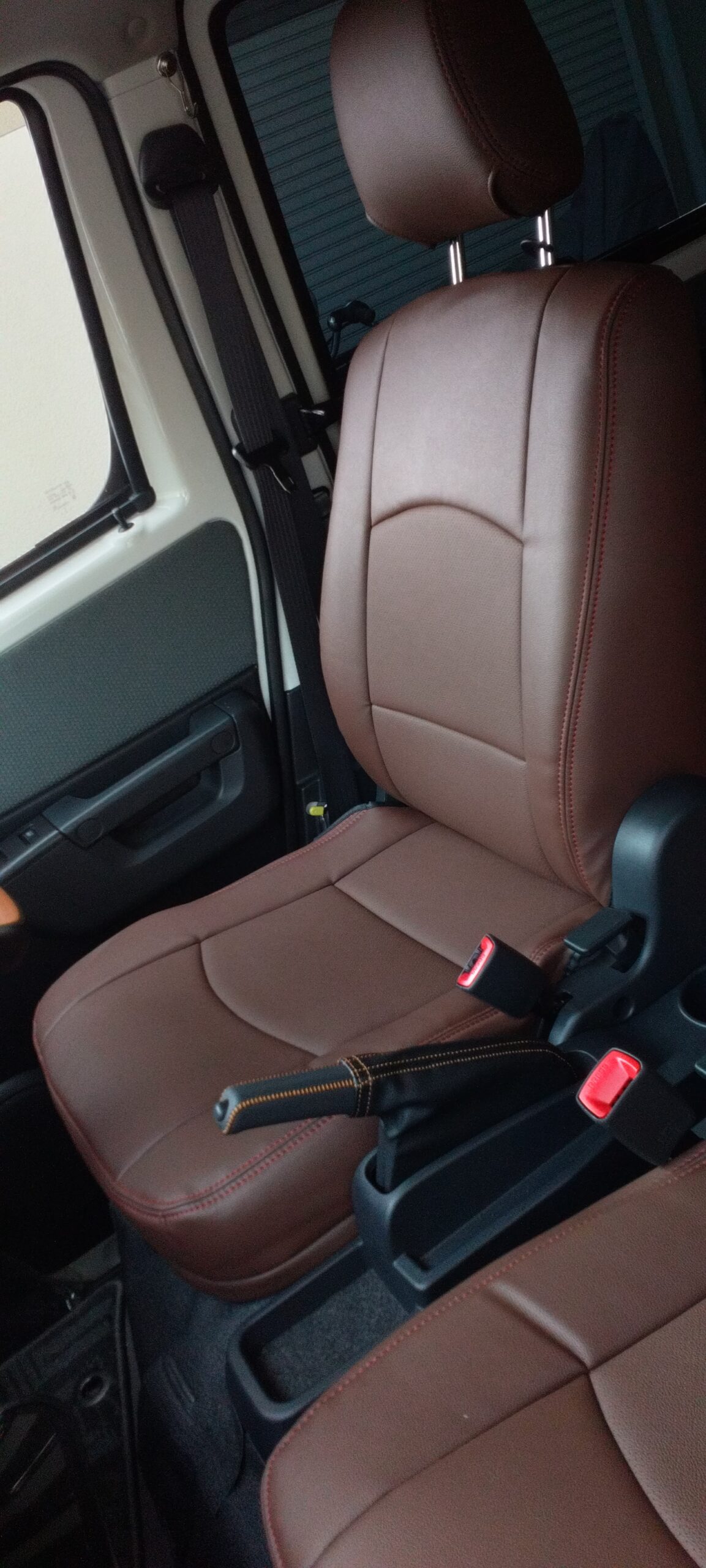 【装着写真】ボンゴバン　S403Z Refinad Leather Series シートカバー [品番:T0609-02 ]