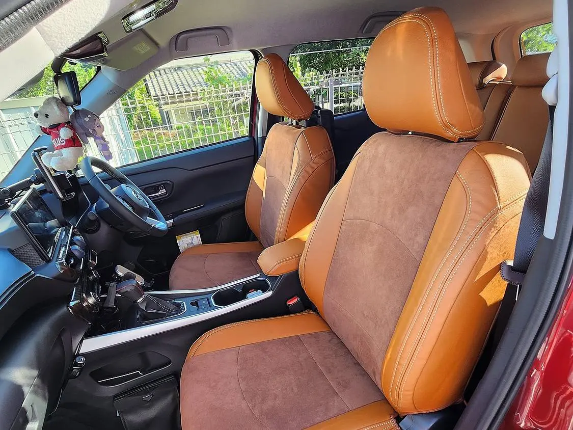 【装着写真】ロッキー ハイブリッド Refinad Alcantara Series シートカバー [品番:D0578-01]