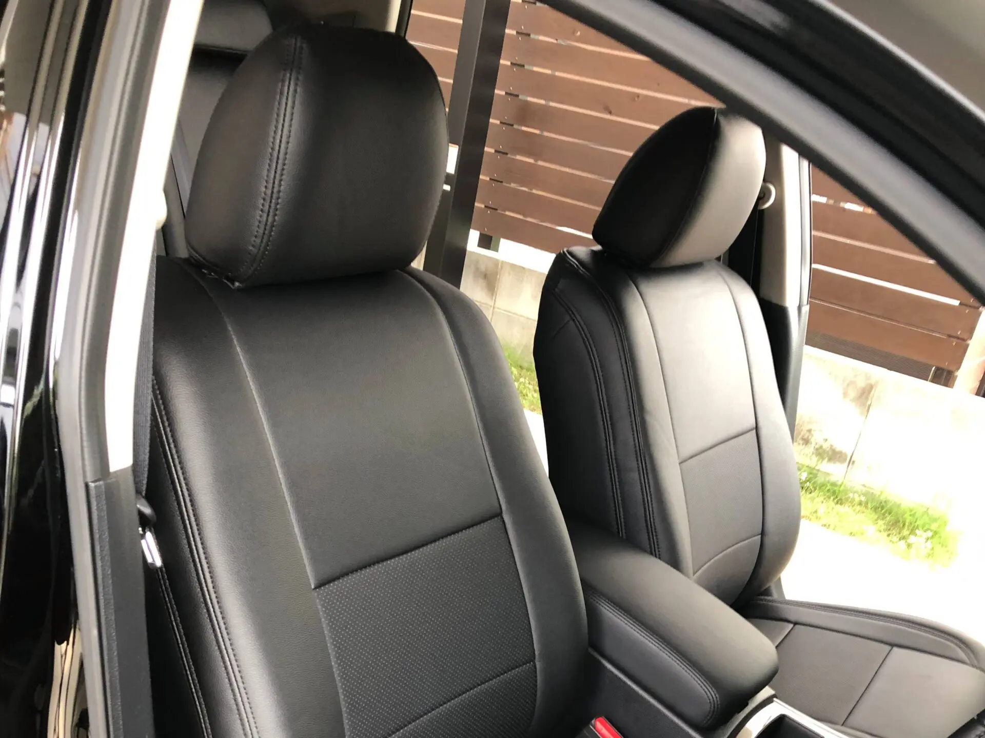 【装着写真】日産　ティアナ　L33 Refinad Leather Series シートカバー [品番:NS2-24]