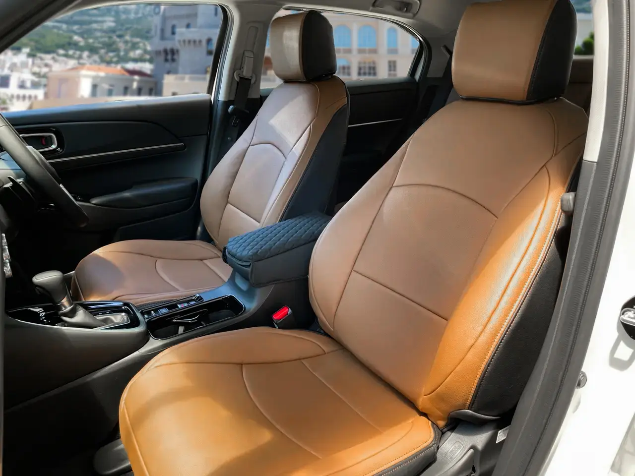 【装着写真】ヴェゼルハイブリッド　6AARV6 Refinad Harmonious Leather Series シートカバー [品番:H0357-03]