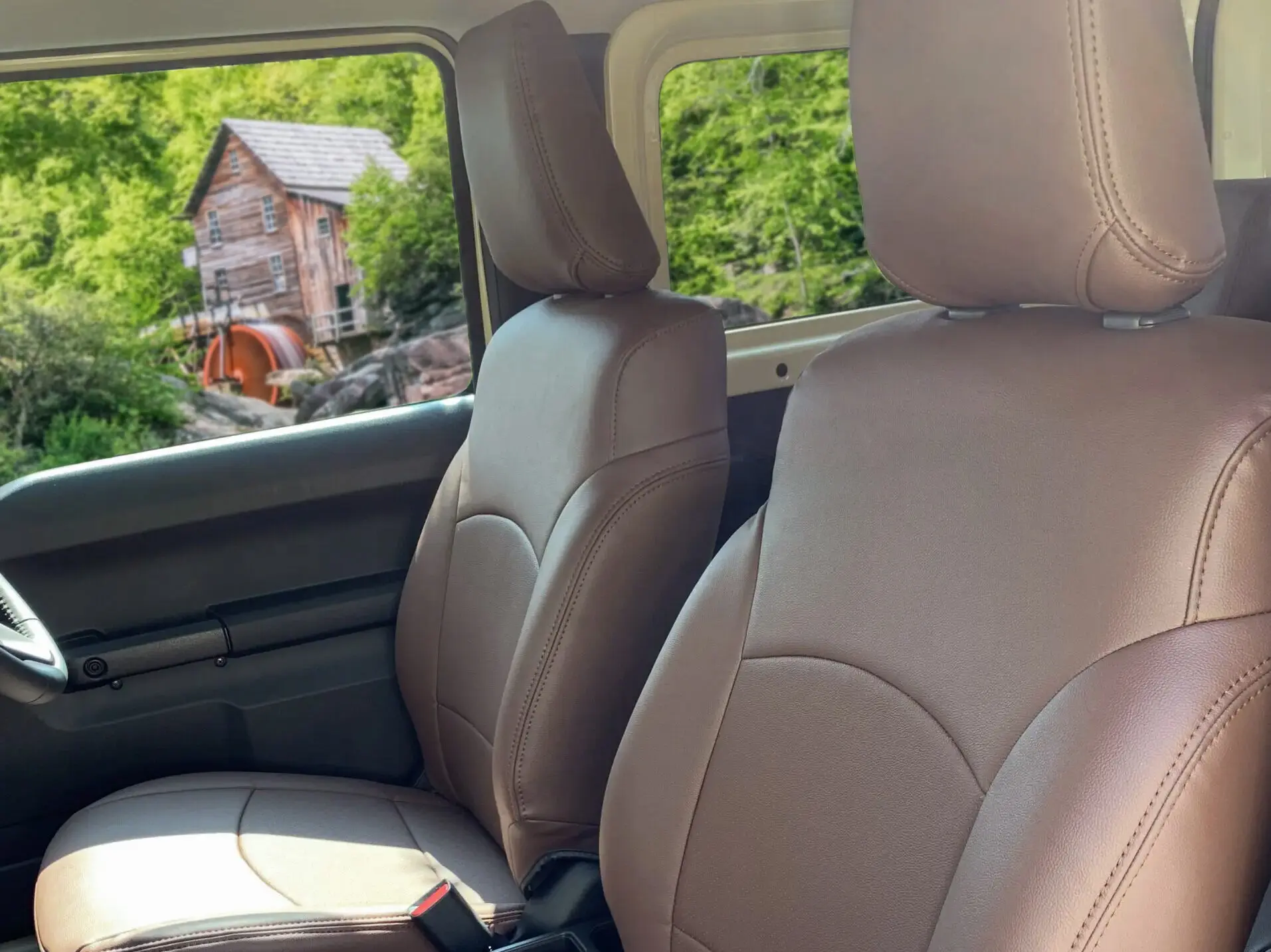 【装着写真】ジムニーシエラ3型 Refinad Leather Series シートカバー [品番:S0113-02]