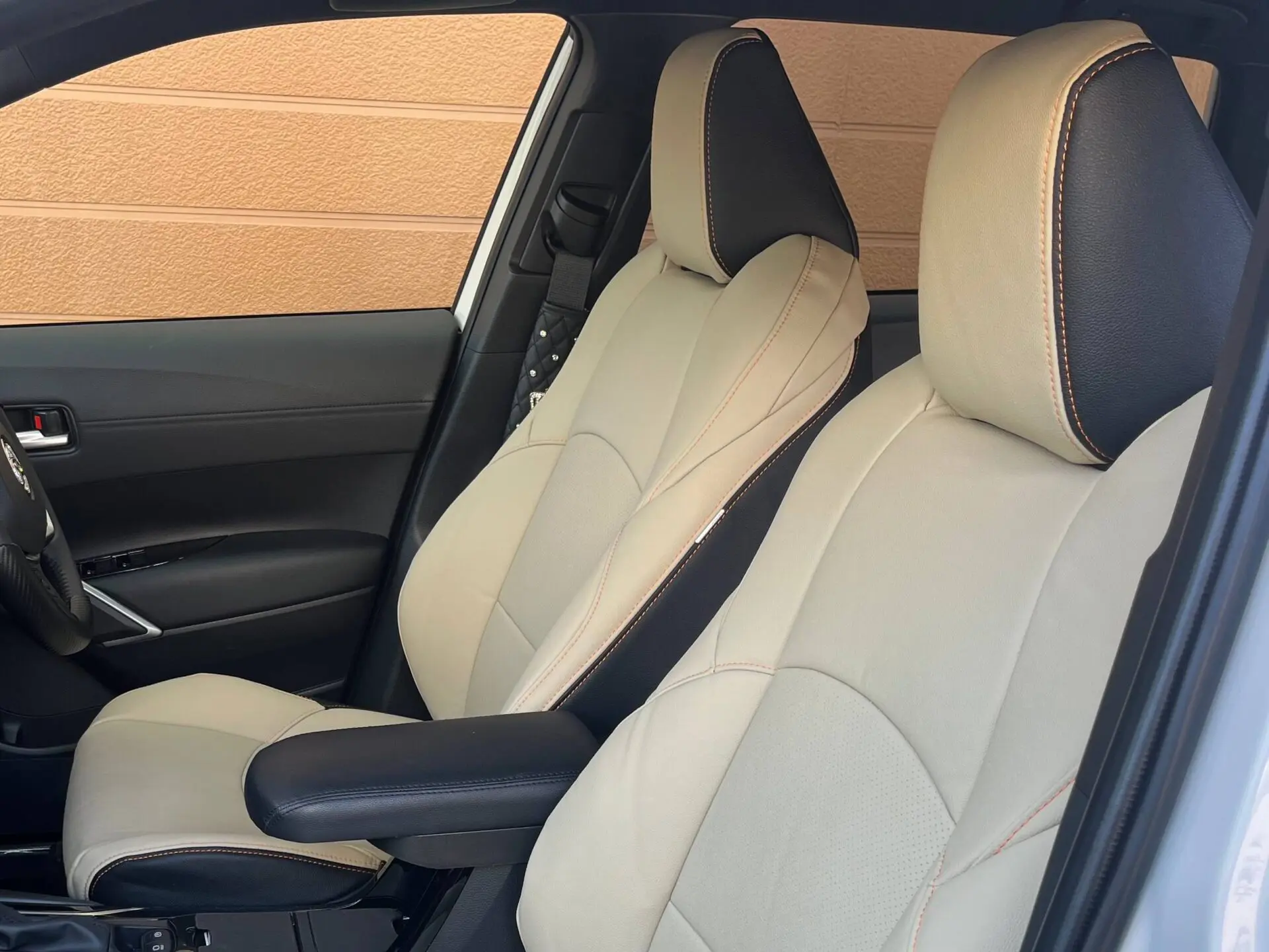 【装着写真】カローラクロスハイブリッドＺ2WD 6AA-ZVG13-KHXEB Refinad Harmonious Leather Series シートカバー [品番:T0574-01]