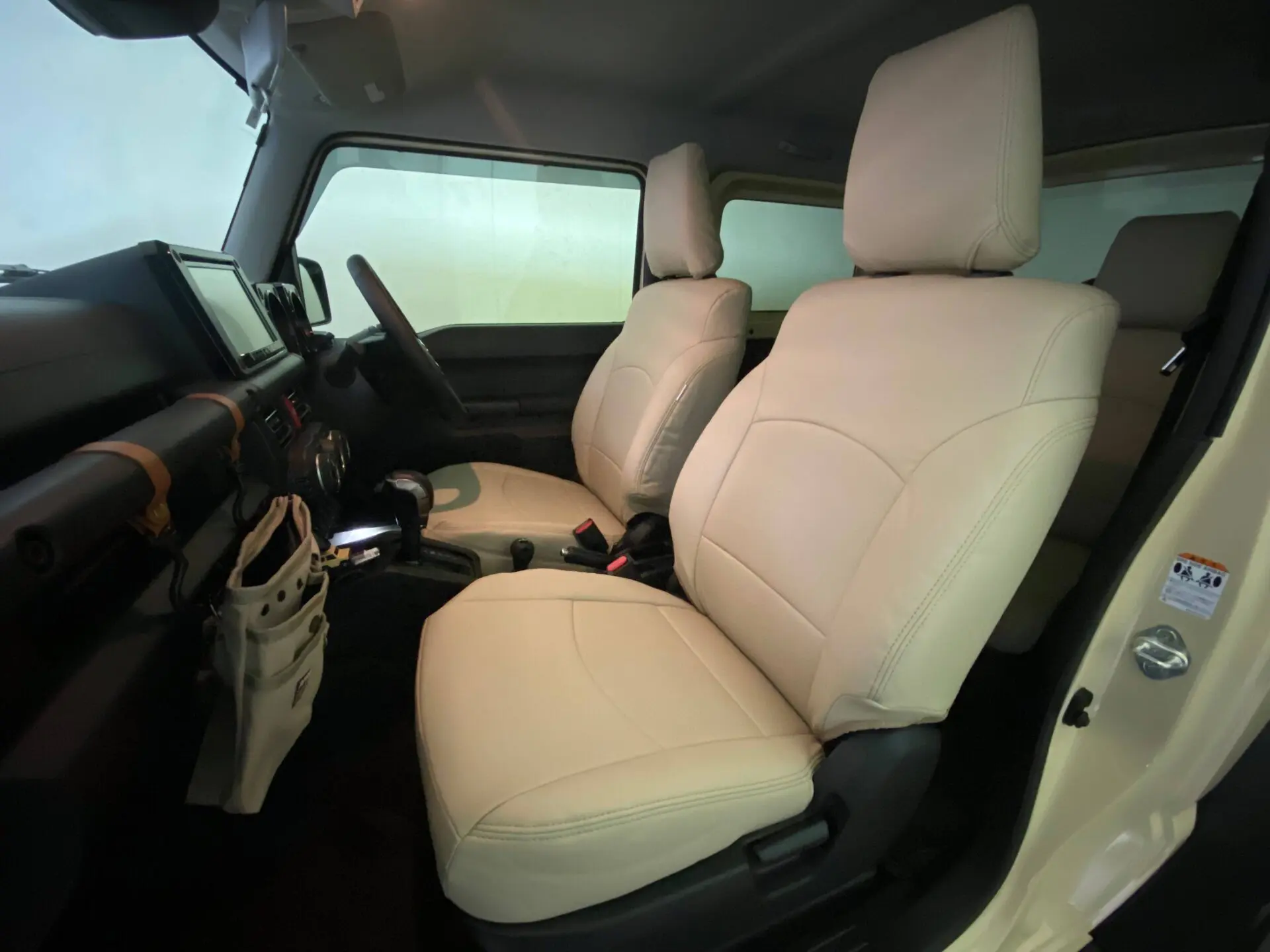 【装着写真】ジムニーシエラ　型式３ＢＡ-ＪＢ７４Ｗ Refinad Leather Series シートカバー [品番:S0113-02]