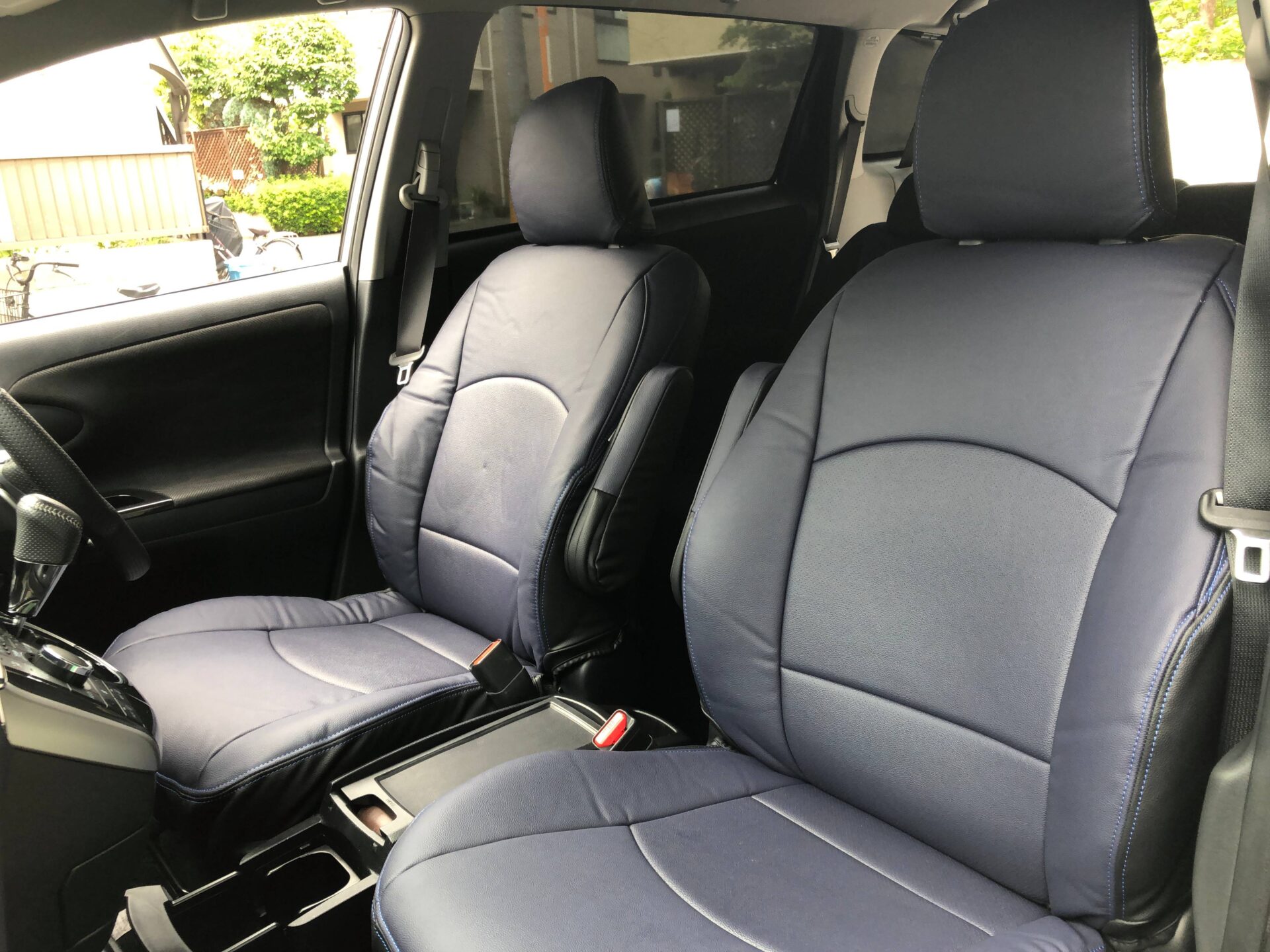 【装着写真】ウィッシュ2015年車　1.8S ZGE20W Refinad Harmonious Leather Series シートカバー [品番:T0008-10]