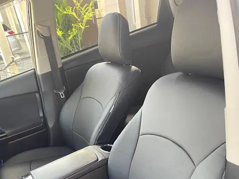 【装着写真】プリウスα DAA-ZVW40W Refinad Leather Series シートカバー [品番:T0208-02]