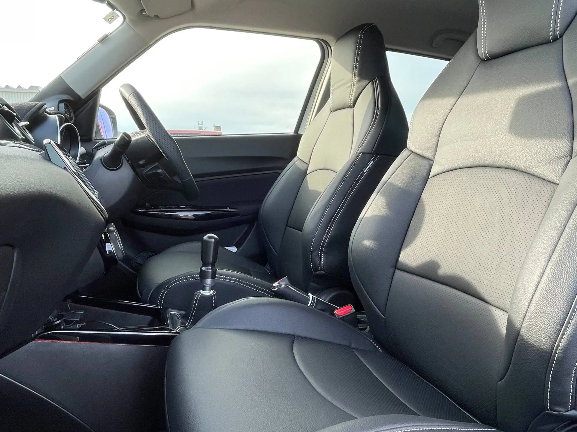 【装着写真】スイフトスポーツ　 Refinad Leather Series シートカバー [品番:S0115-02]