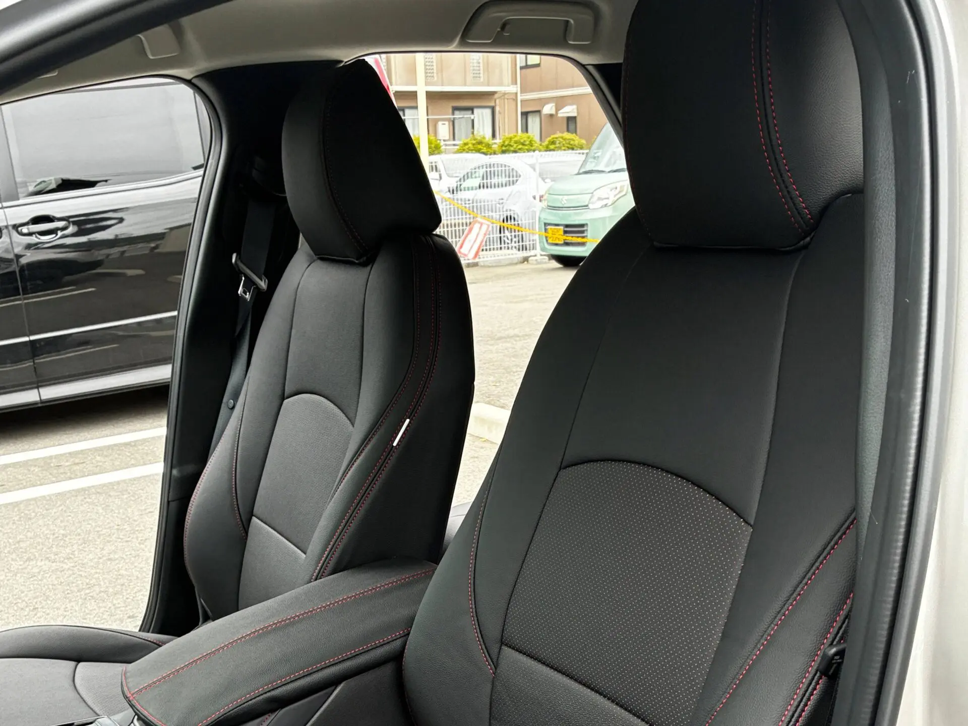 【装着写真】CX-30 Refinad Avant-Garde Series シートカバー [品番:MA0641-02]