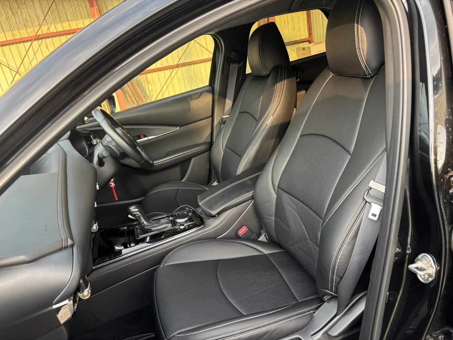 【装着写真】CX-30 Refinad Harmonious Leather Series シートカバー [品番:MA0641-01]