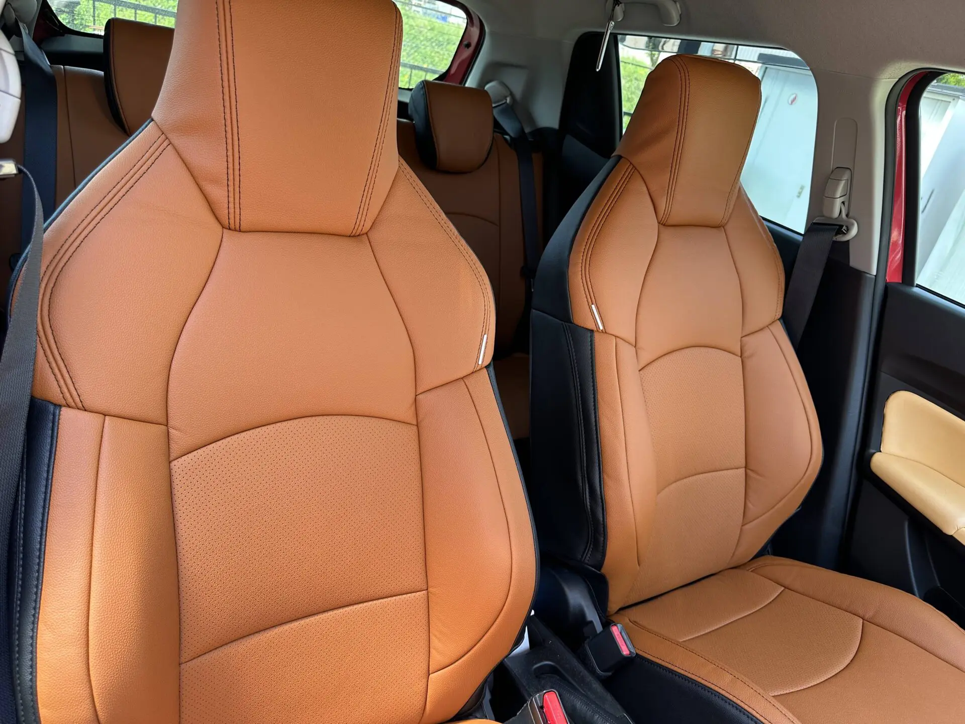 【装着写真】スイフトスポーツ Refinad Harmonious Leather Series シートカバー [品番:S0115-02]