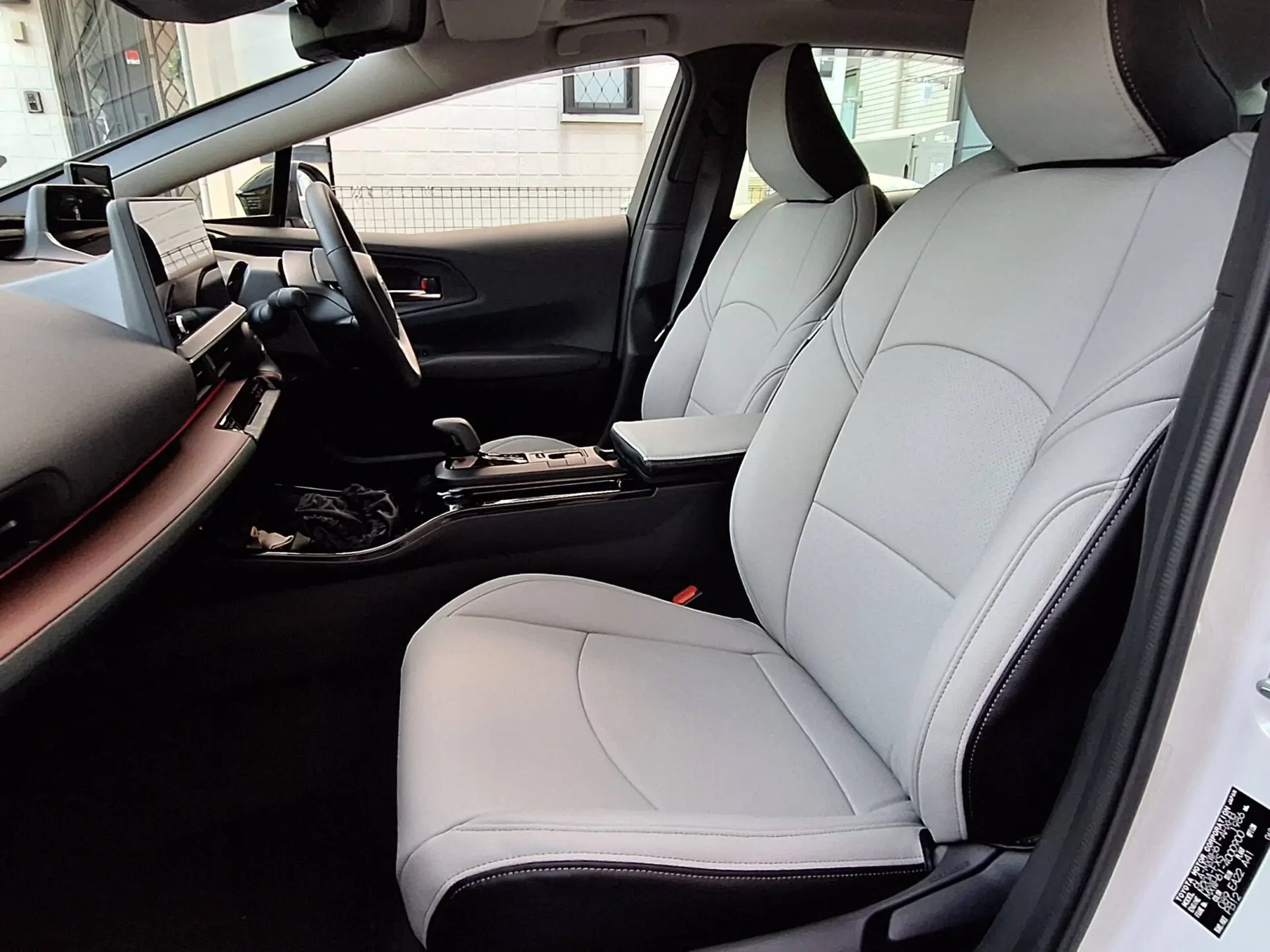 【装着写真】プリウスPHEV Refinad Harmonious Leather Series シートカバー [品番:T0624-01]