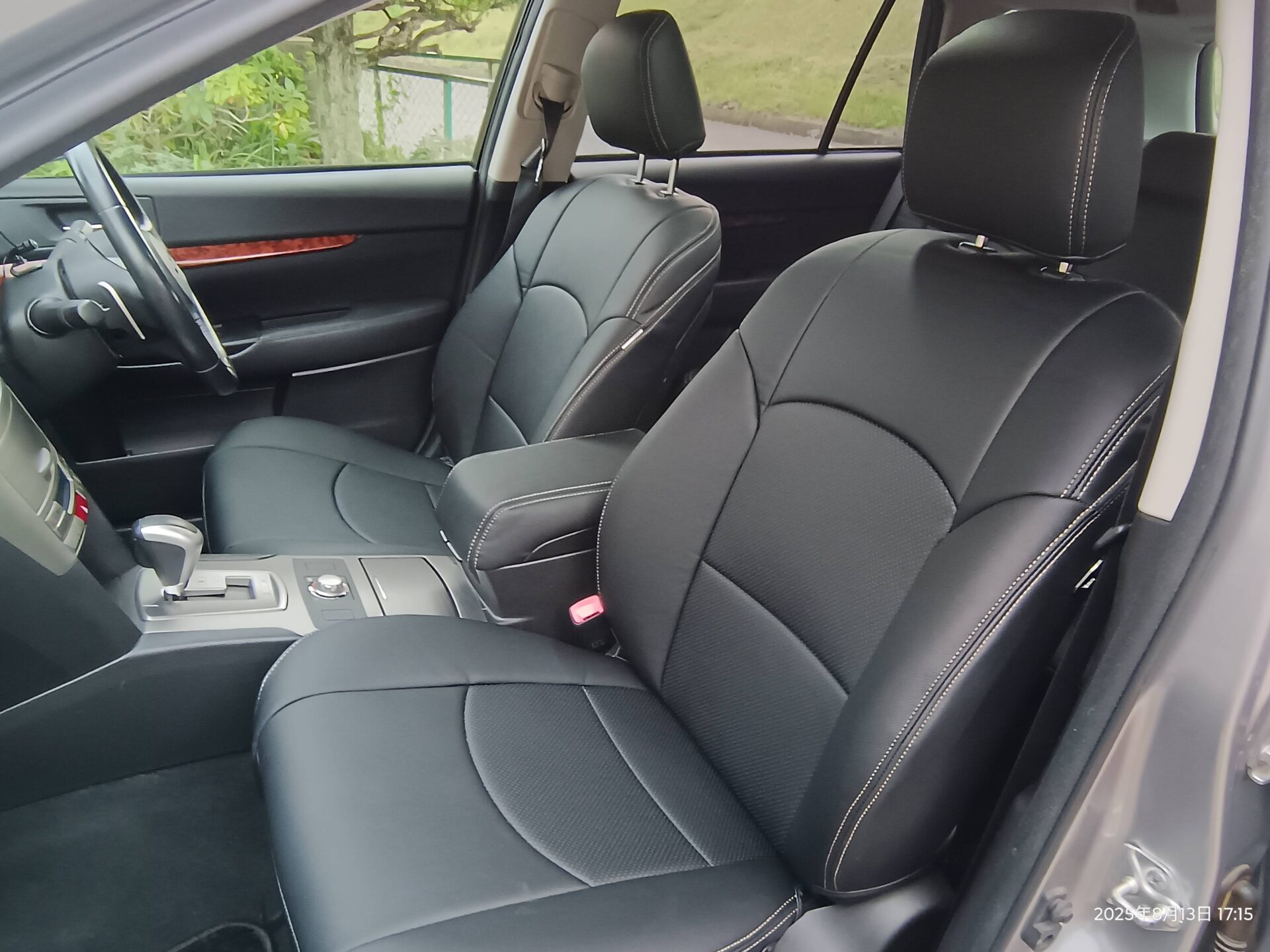 【装着写真】レガシィツーリングワゴン　 Refinad Leather Deluxe Series シートカバー [品番:F0182-01]