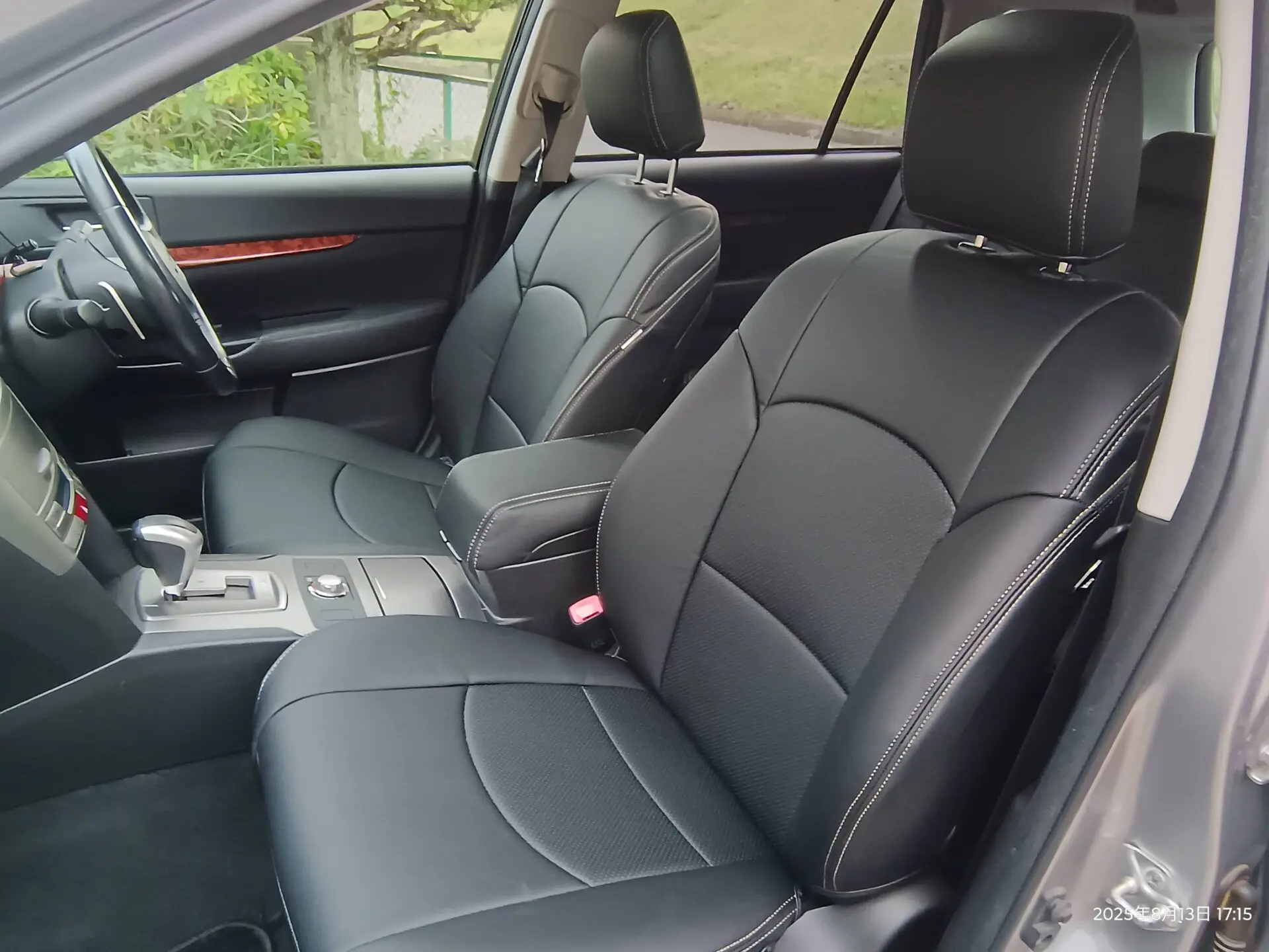 【装着写真】レガシィツーリングワゴン　 Refinad Leather Deluxe Series シートカバー [品番:F0182-01]
