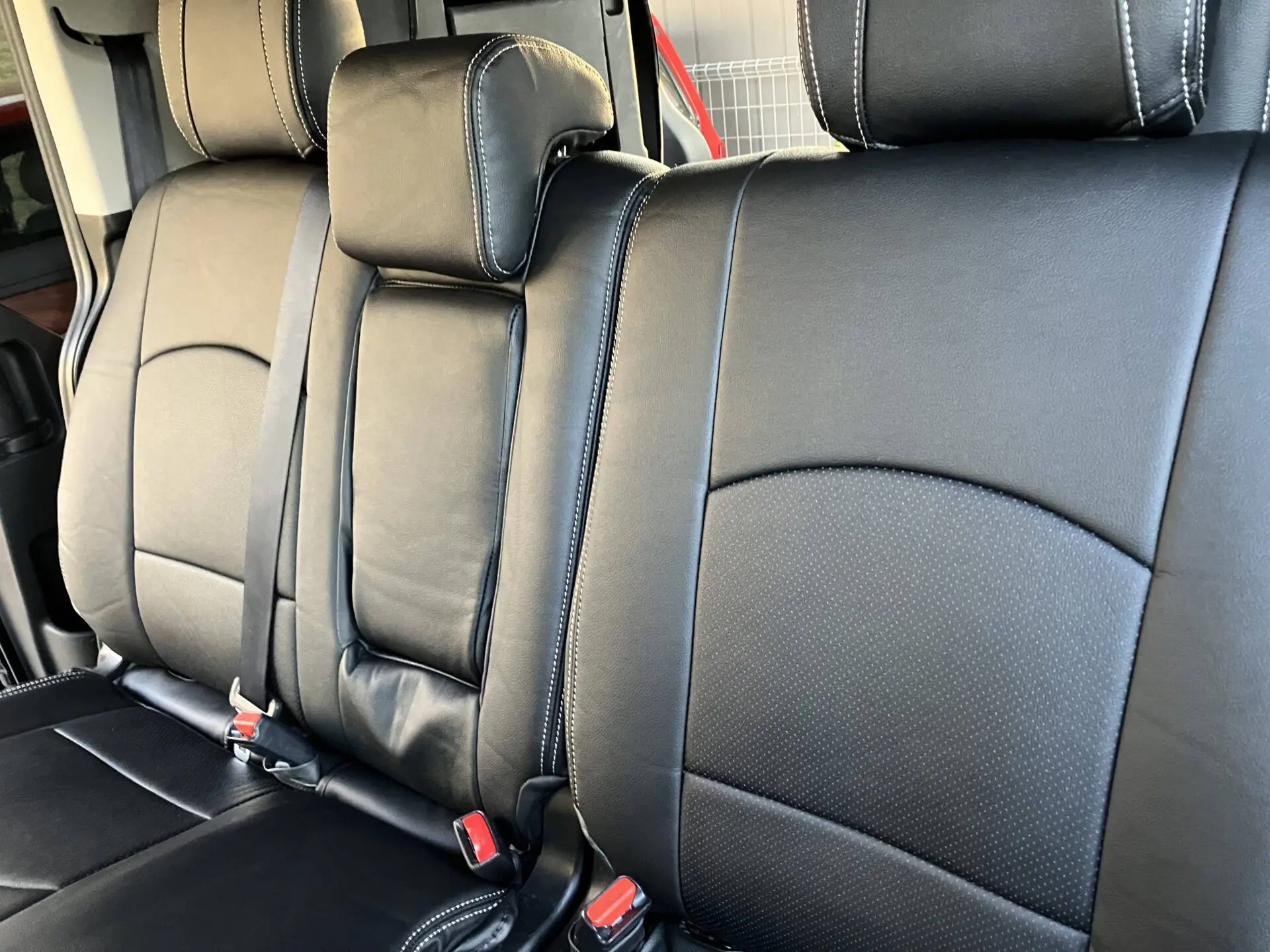 【装着写真】デリカD:5 Refinad Leather Deluxe Series シートカバー [品番:MI0164-12]