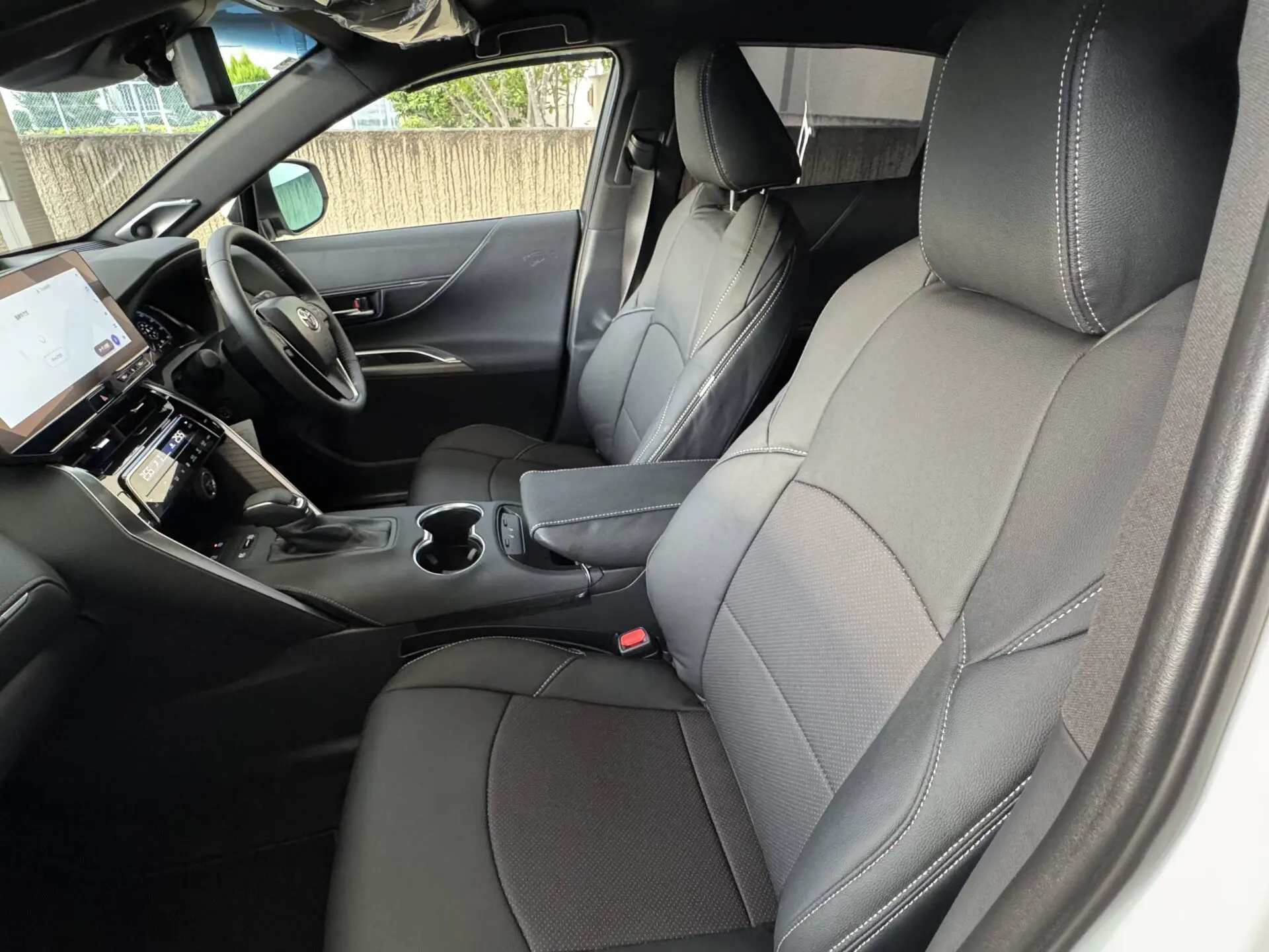 【装着写真】ハリアーハイブリッド Refinad Avant-Garde Series シートカバー [品番:T0358-12]