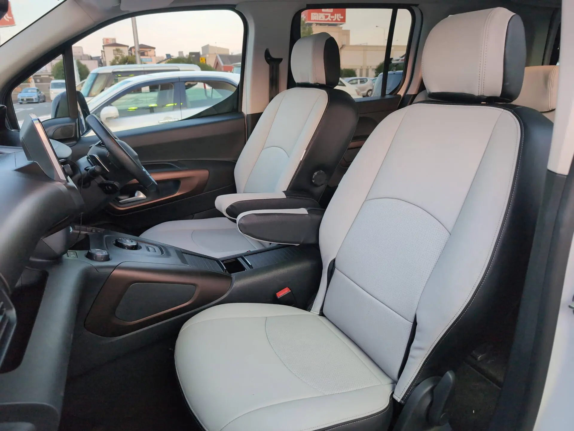 【装着写真】リフター Refinad Harmonious Leather Series シートカバー [品番:C0545-01]