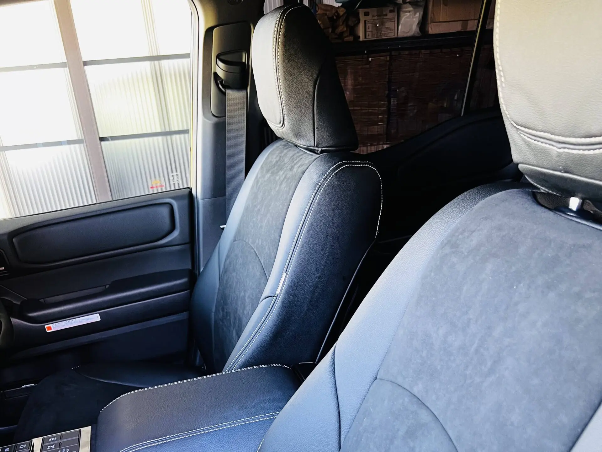 【装着写真】ランドクルーザー250 Refinad Alcantara Series シートカバー [品番:T0647-01]