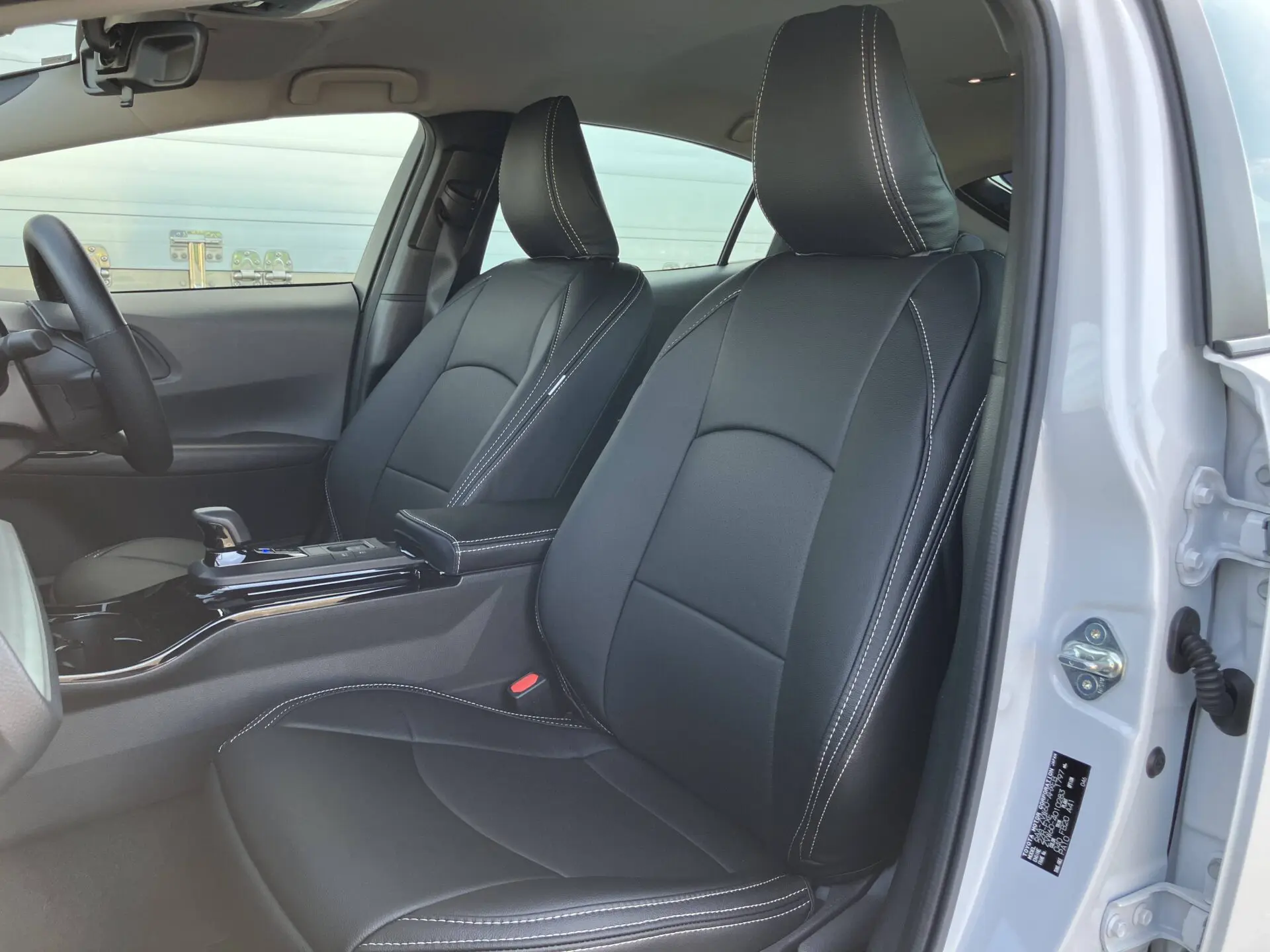 【装着写真】プリウス60型 Refinad Leather Deluxe Series シートカバー [品番:T0340-07]