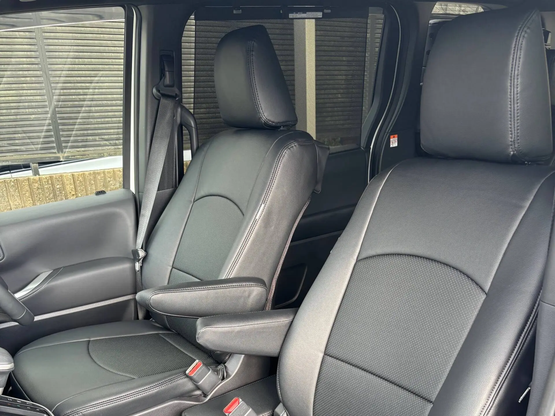 【装着写真】ノア　ハイブリッド Refinad Leather Series シートカバー [品番:T0013-25]