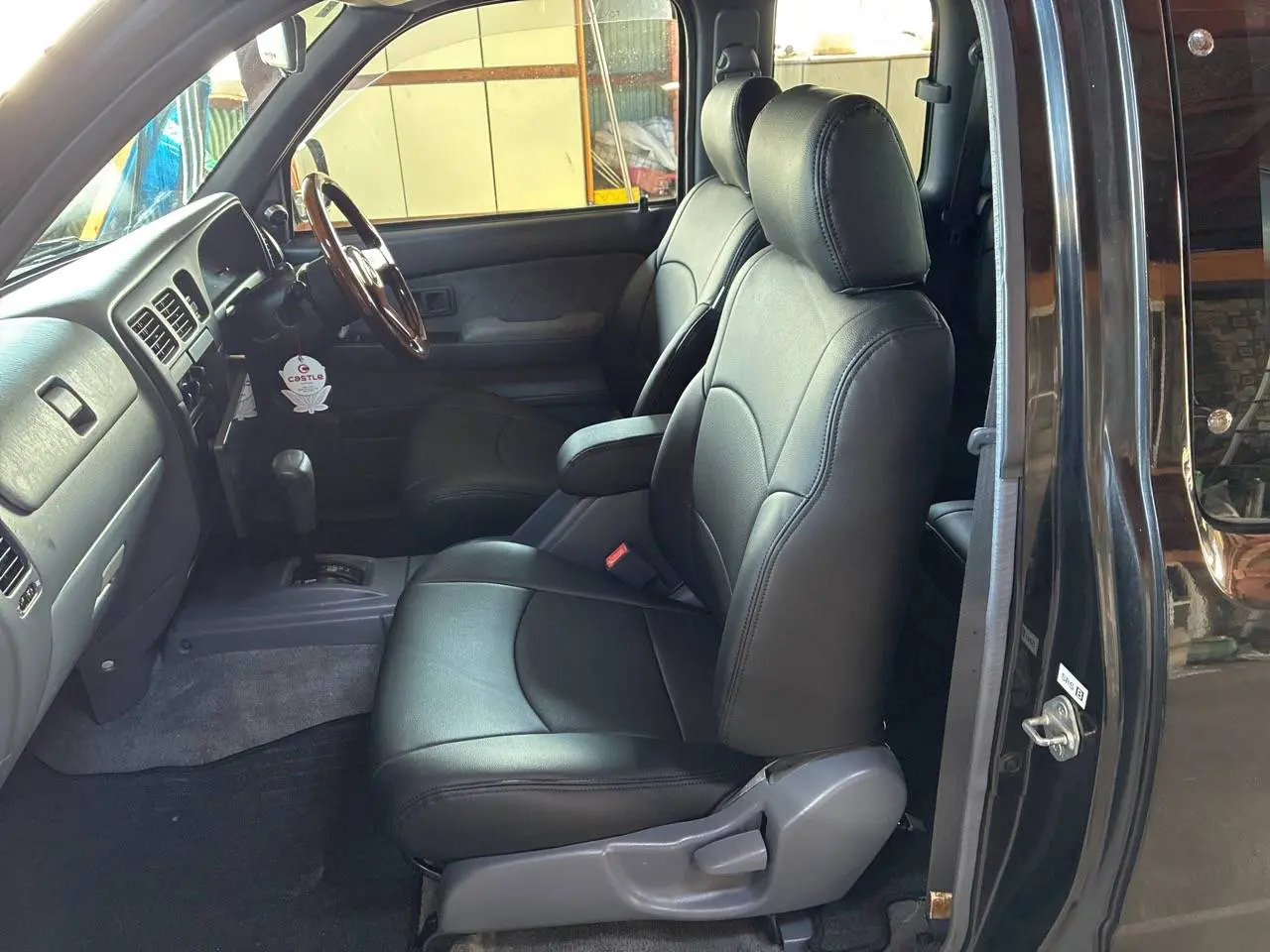 【装着写真】ハイラックス　 Refinad Leather Series シートカバー [品番:T0640-01]