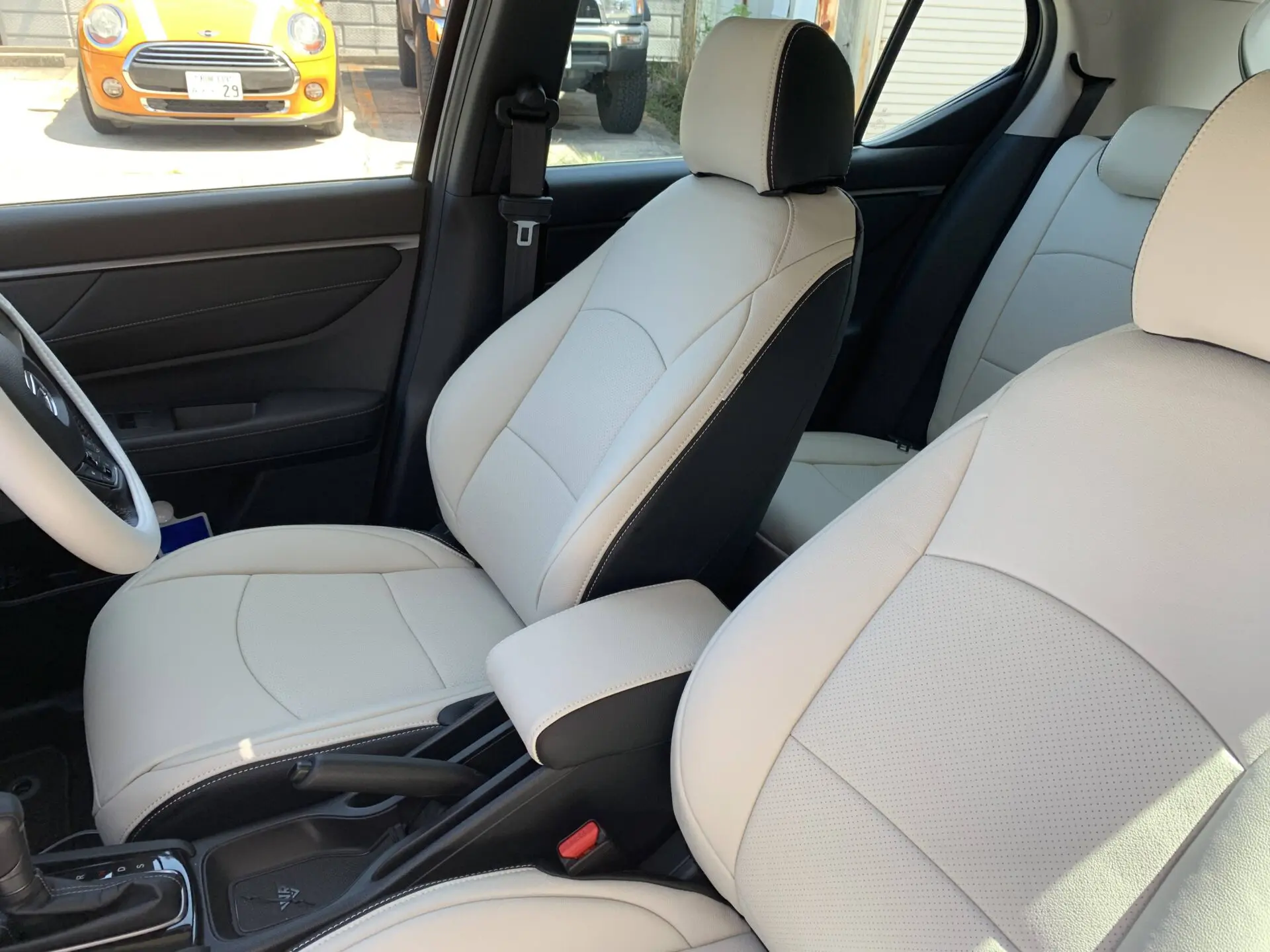 【装着写真】WR-V Refinad Harmonious Leather Series シートカバー [品番:H0635-01]