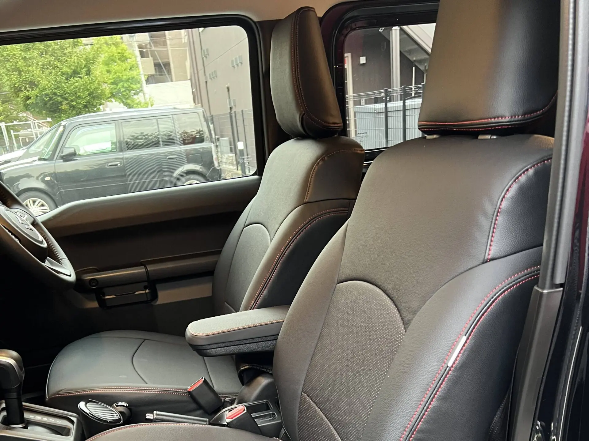 【装着写真】ジムニーシエラ Refinad Avant-Garde Series シートカバー [品番:S0113-02]