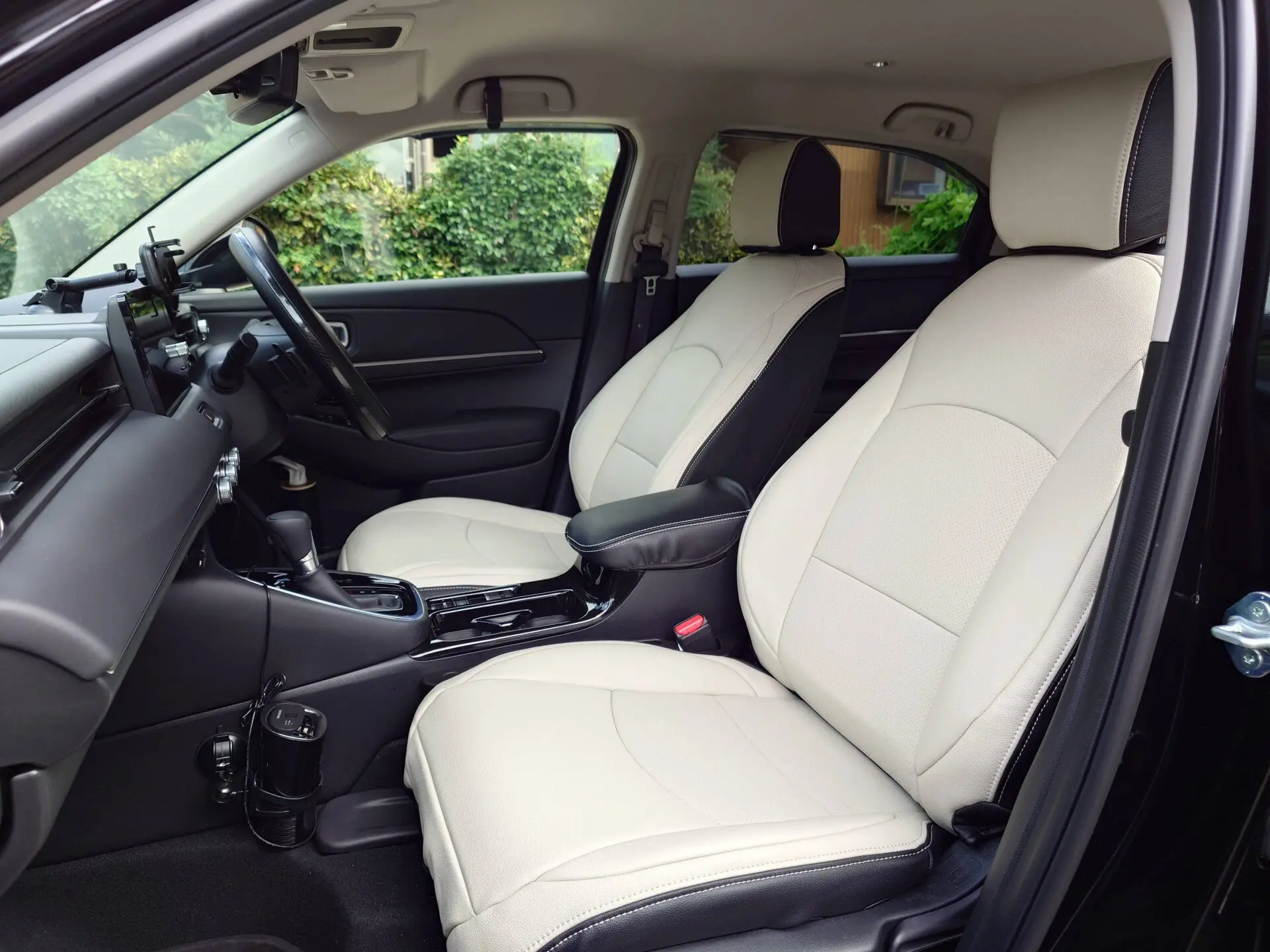 【装着写真】ヴェゼルハイブリッド Refinad Leather Series シートカバー [品番:H0357-03]