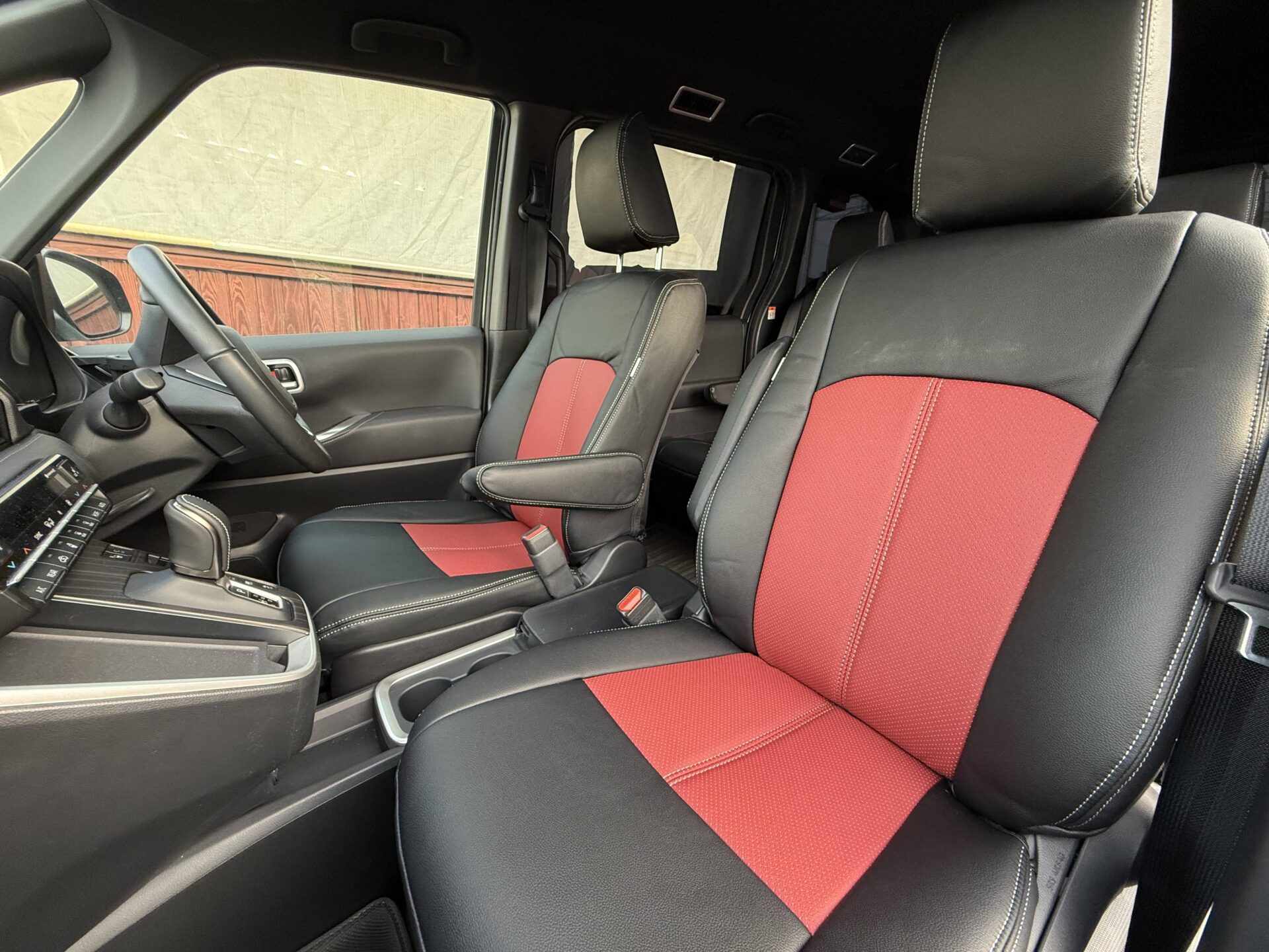 【装着写真】ノア ハイブリッド Refinad Custom Series シートカバー [品番:T0013-24]