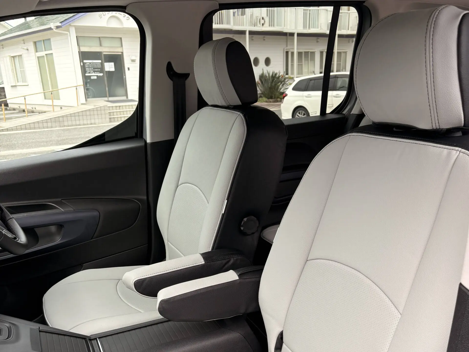 【装着写真】ドブロ Refinad Harmonious Leather Series シートカバー [品番:C0545-01]