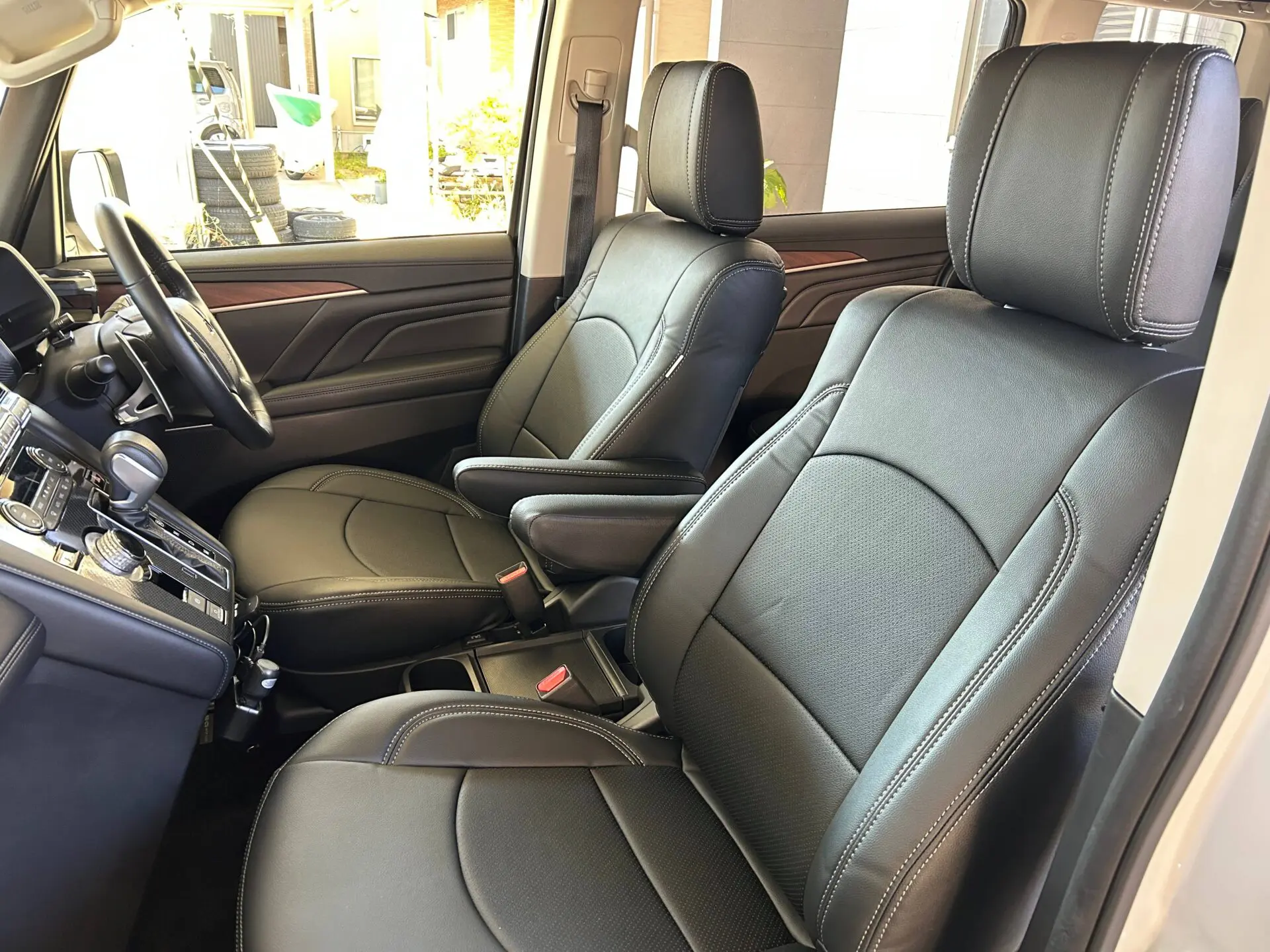 【装着写真】デリカD：5 Refinad Leather Series シートカバー [品番:MI0164-12]