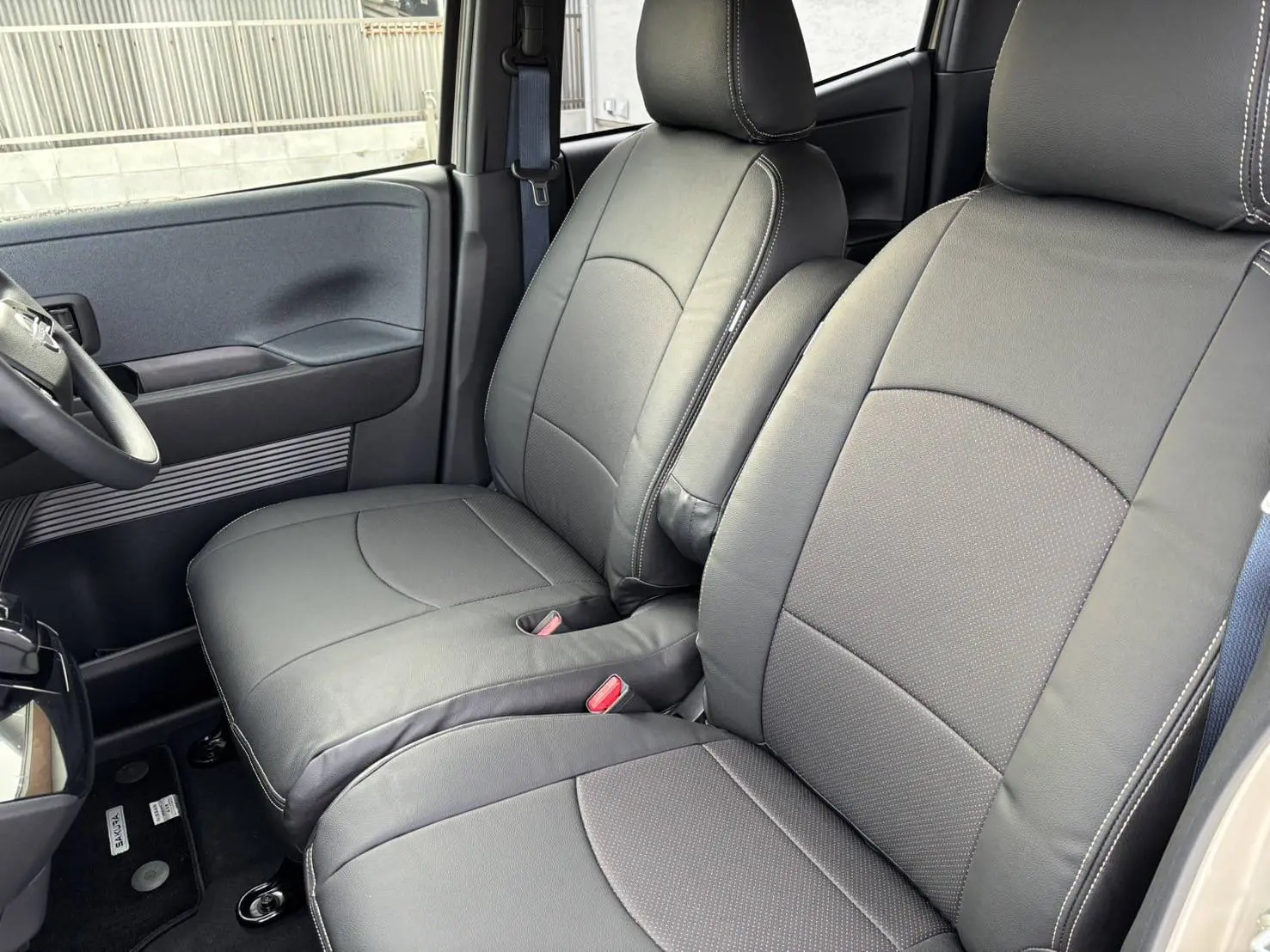 【装着写真】サクラ Refinad Avant-Garde Series シートカバー [品番:N0606-01]