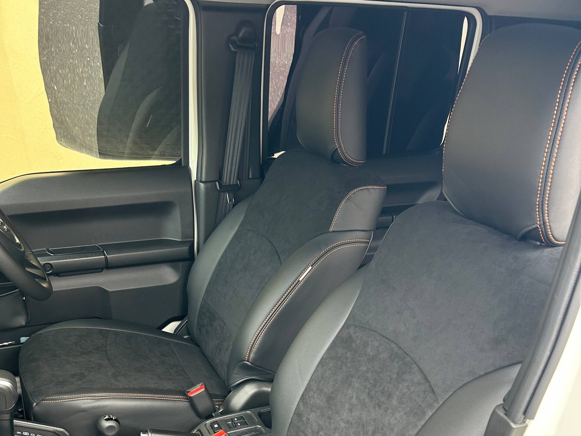 【装着写真】ジムニーノマド　 Refinad Alcantara Series シートカバー [品番:S0646-01]