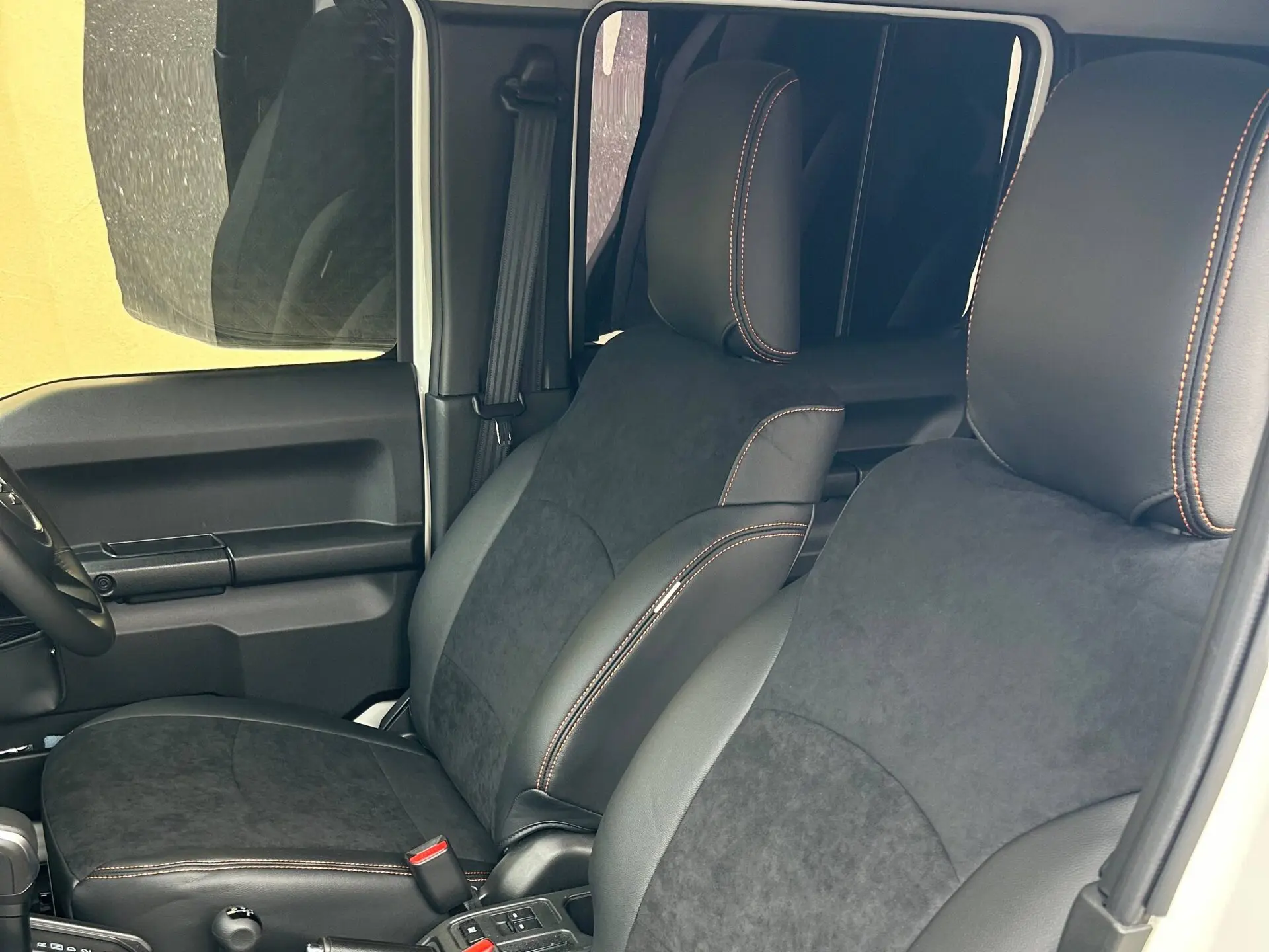 【装着写真】ジムニーノマド　 Refinad Alcantara Series シートカバー [品番:S0646-01]