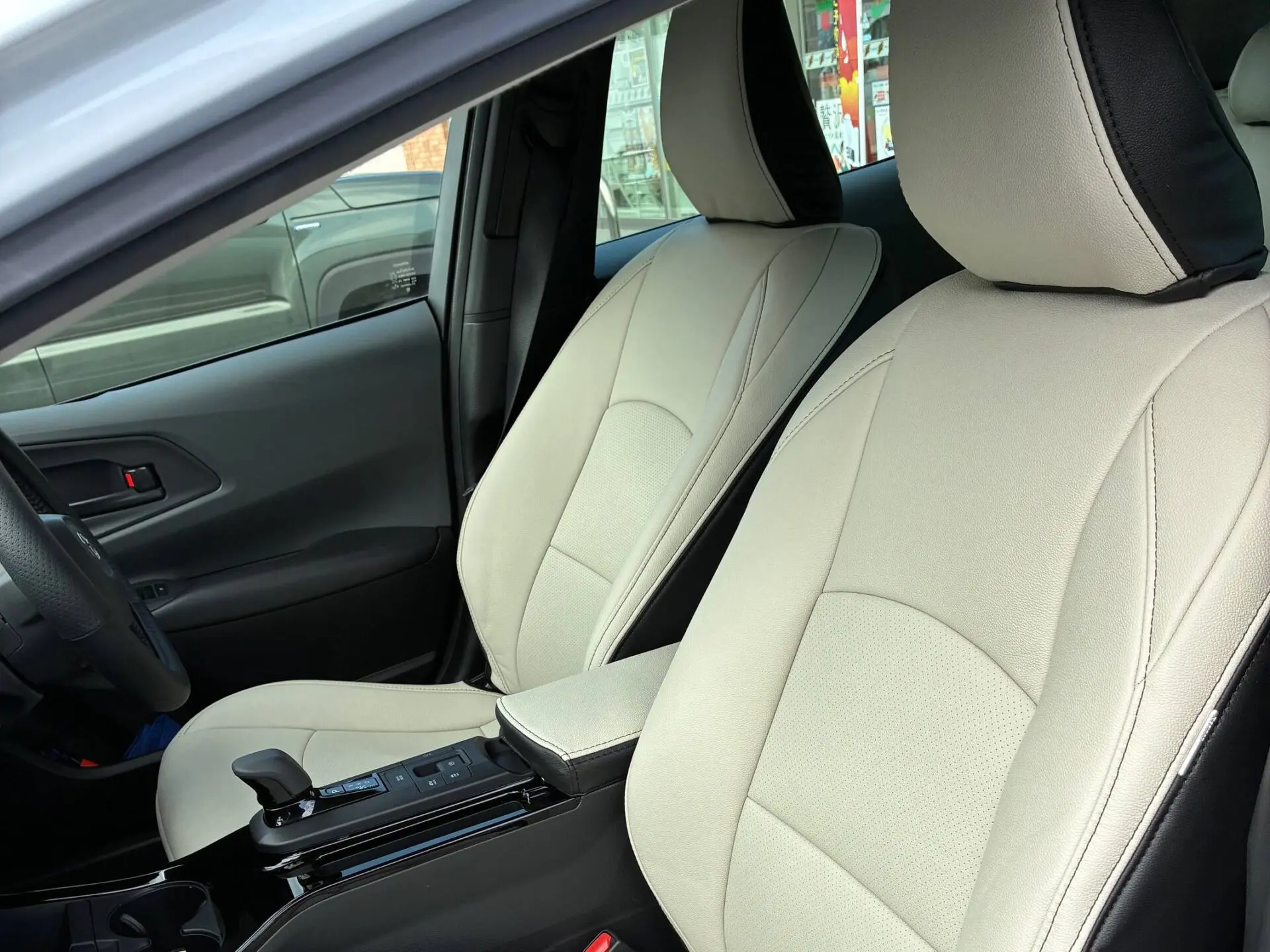 【装着写真】プリウス60系 Refinad Harmonious Leather Series シートカバー [品番:T0340-07]