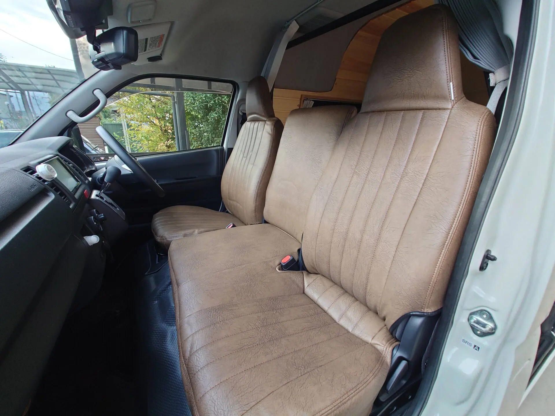 【装着写真】ハイエースバン Heritage Series シートカバー [品番:T0026-08]