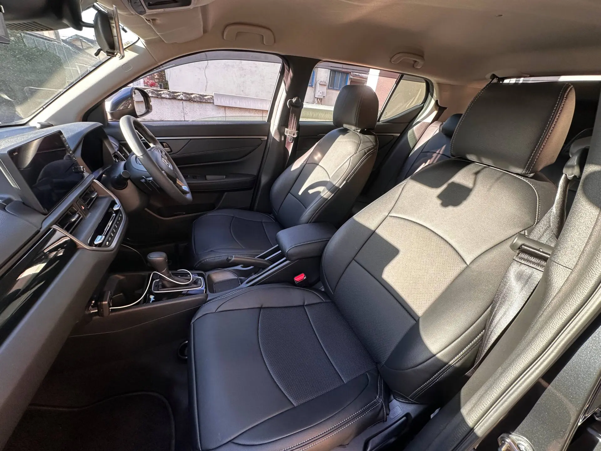 【装着写真】WR-V Refinad Leather Series シートカバー [品番:H0635-01]