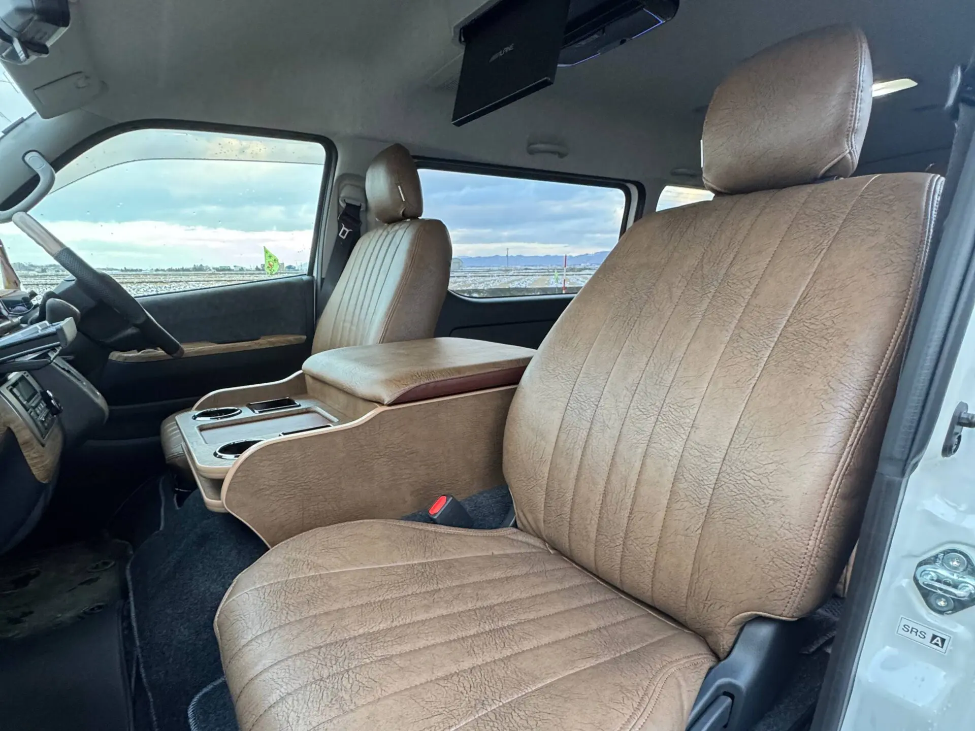 【装着写真】ハイエースワゴン4列 Heritage Series シートカバー [品番:T0026-59]